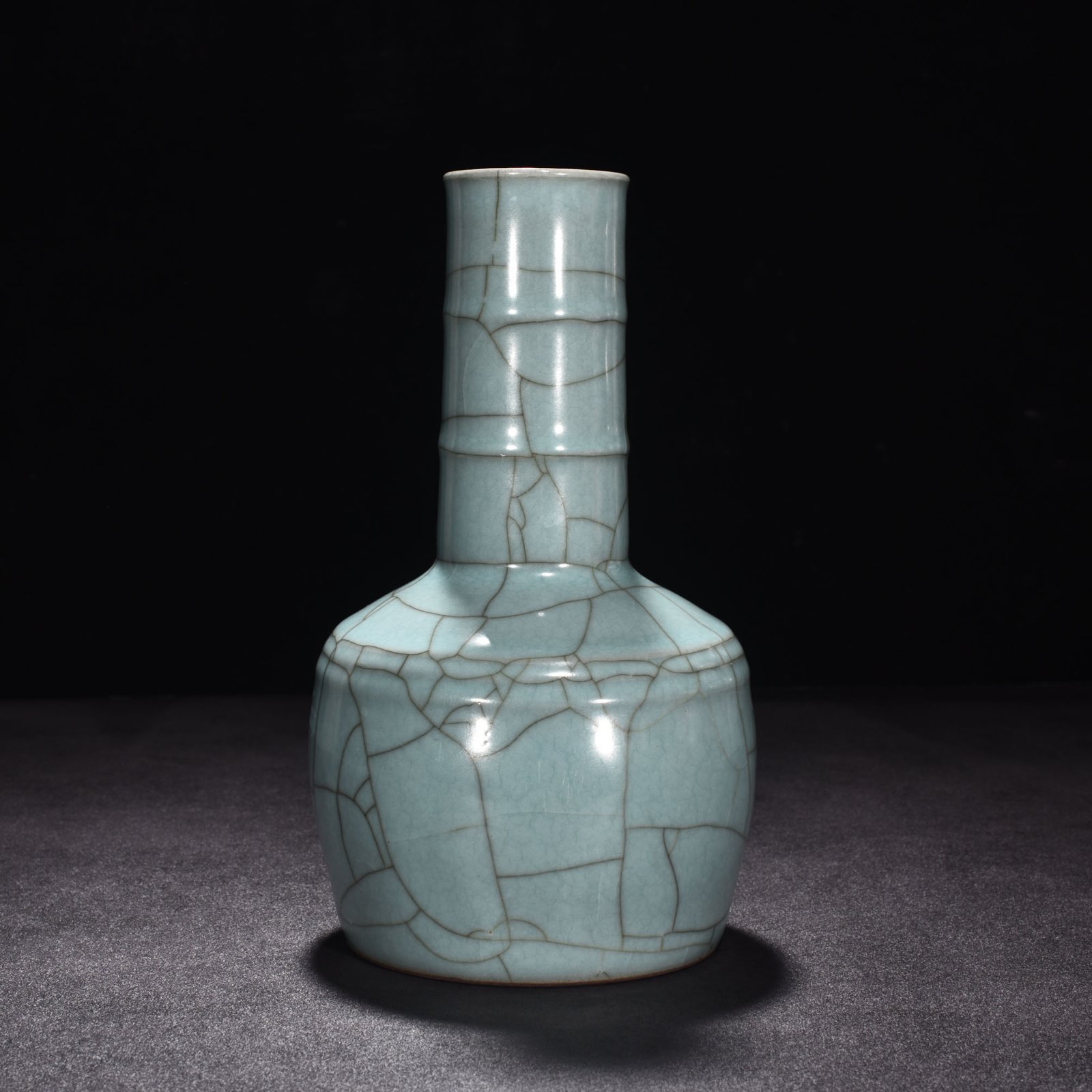 Song Dynasty official kiln celadon dazzling pattern hammer vase