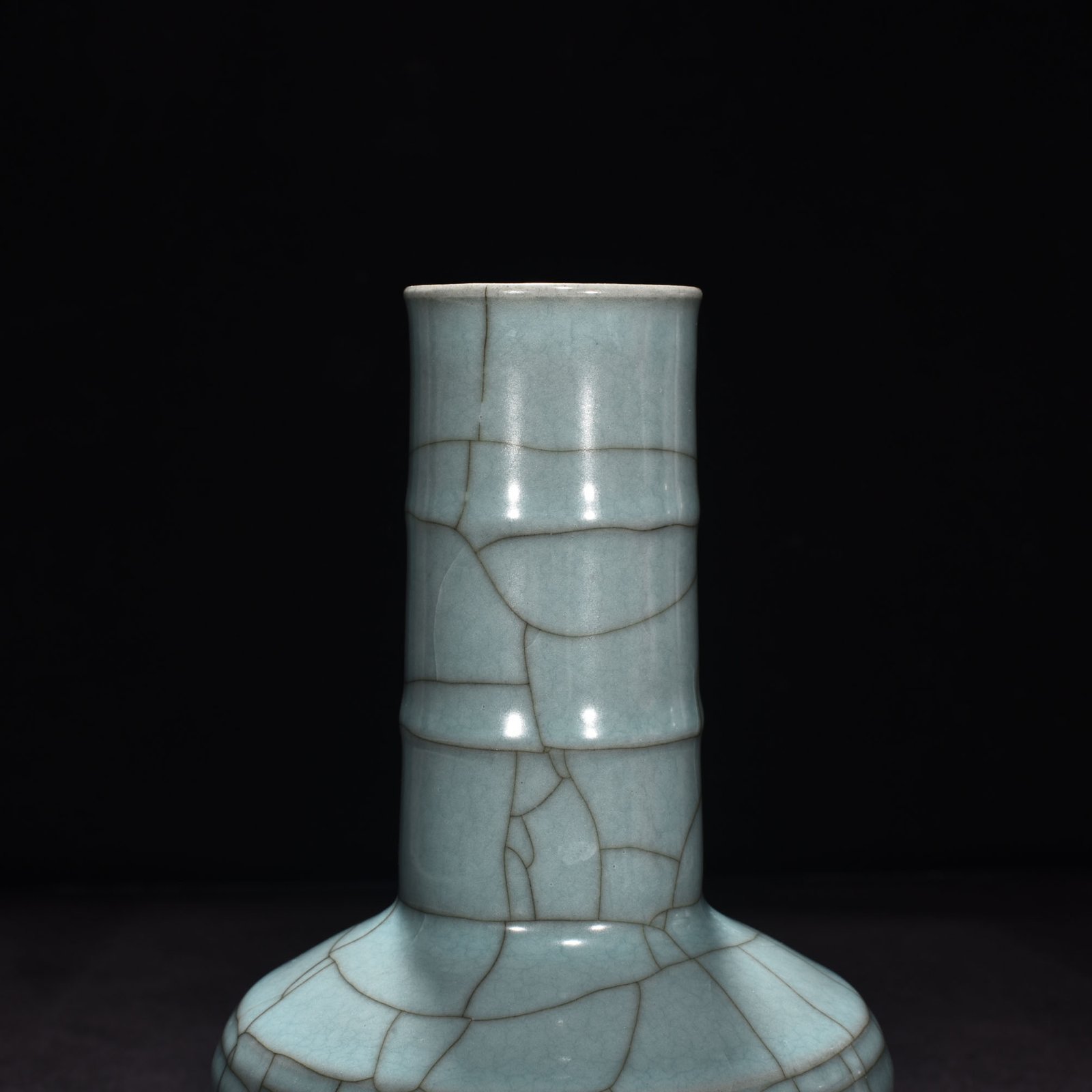 Song Dynasty official kiln celadon dazzling pattern hammer vase