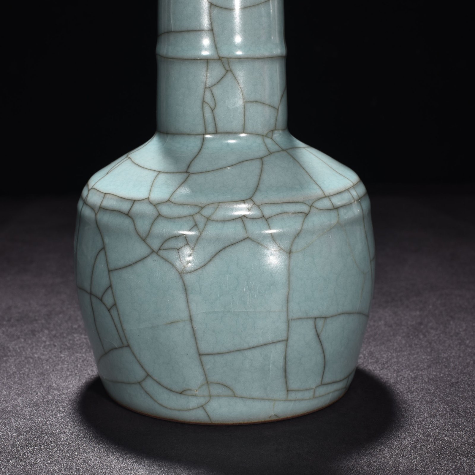 Song Dynasty official kiln celadon dazzling pattern hammer vase