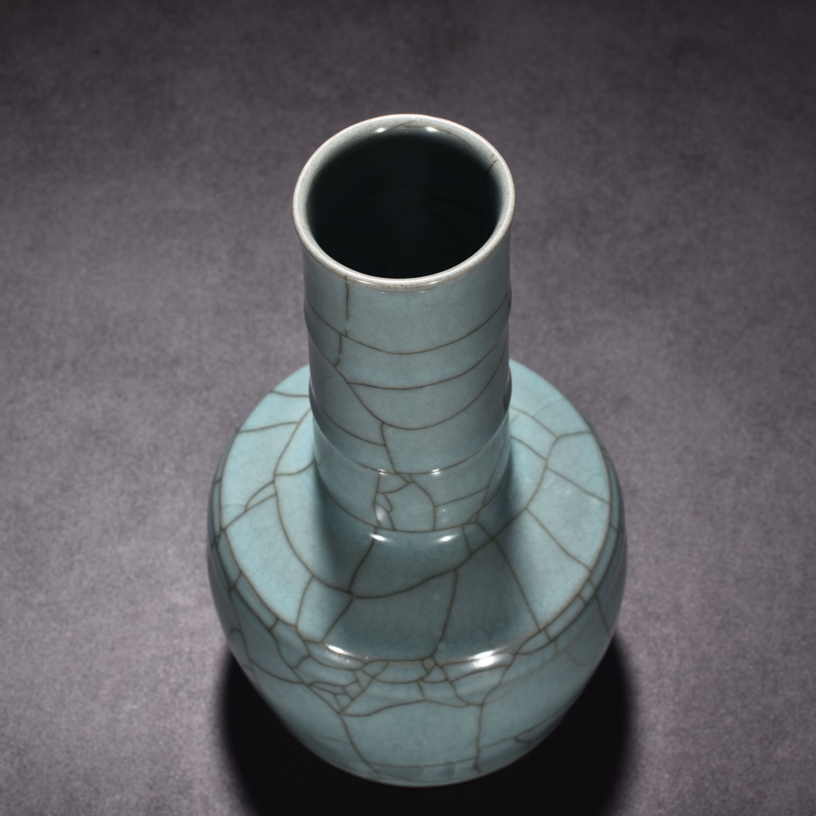 Song Dynasty official kiln celadon dazzling pattern hammer vase