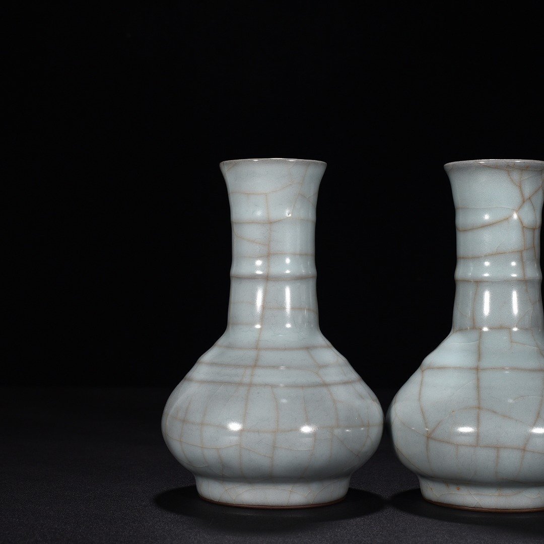 Song Dynasty official kiln celadon vase with dazzling pattern