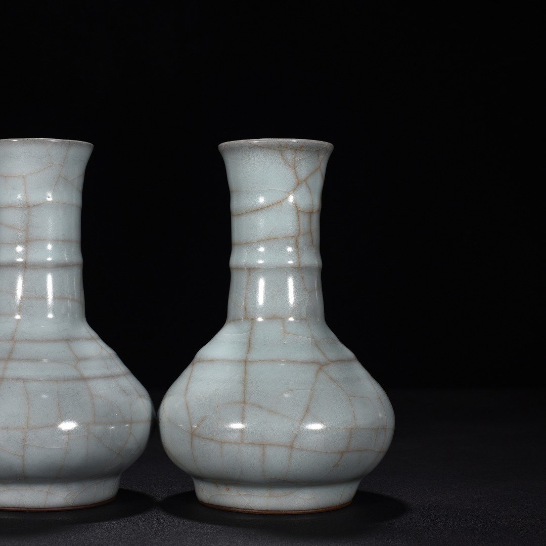 Song Dynasty official kiln celadon vase with dazzling pattern