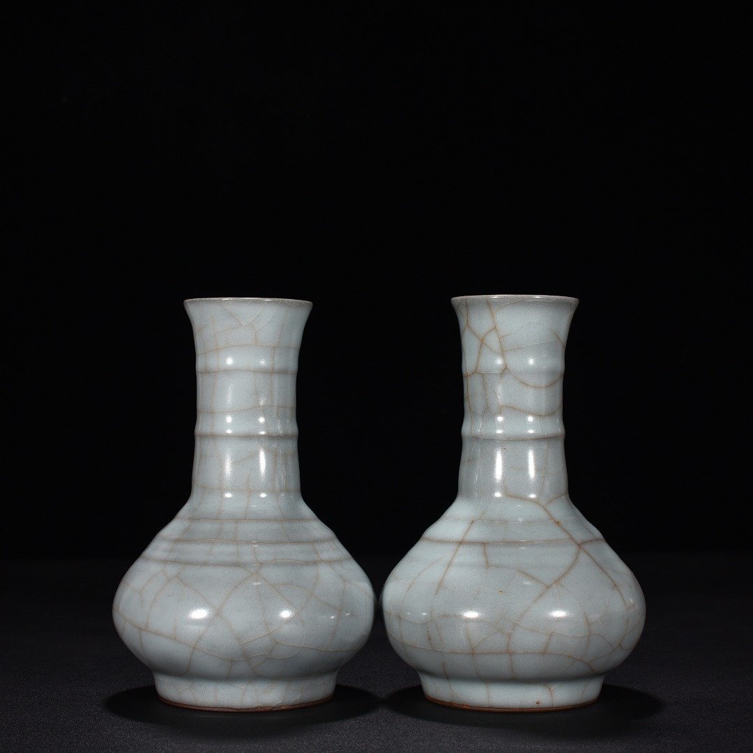 Song Dynasty official kiln celadon vase with dazzling pattern