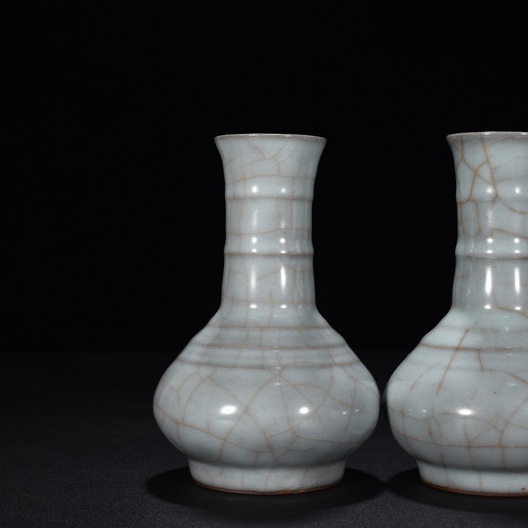 Song Dynasty official kiln celadon vase with dazzling pattern