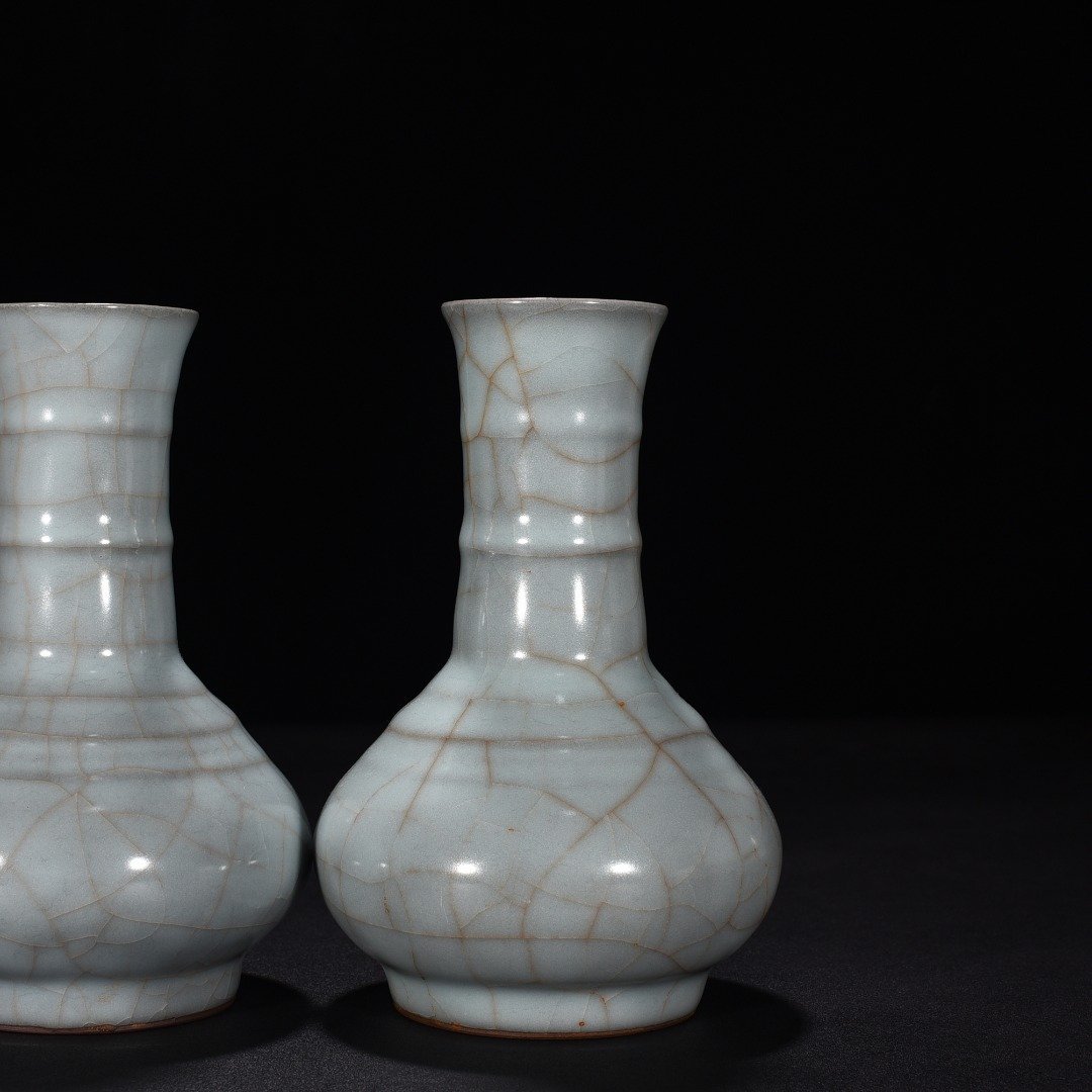 Song Dynasty official kiln celadon vase with dazzling pattern