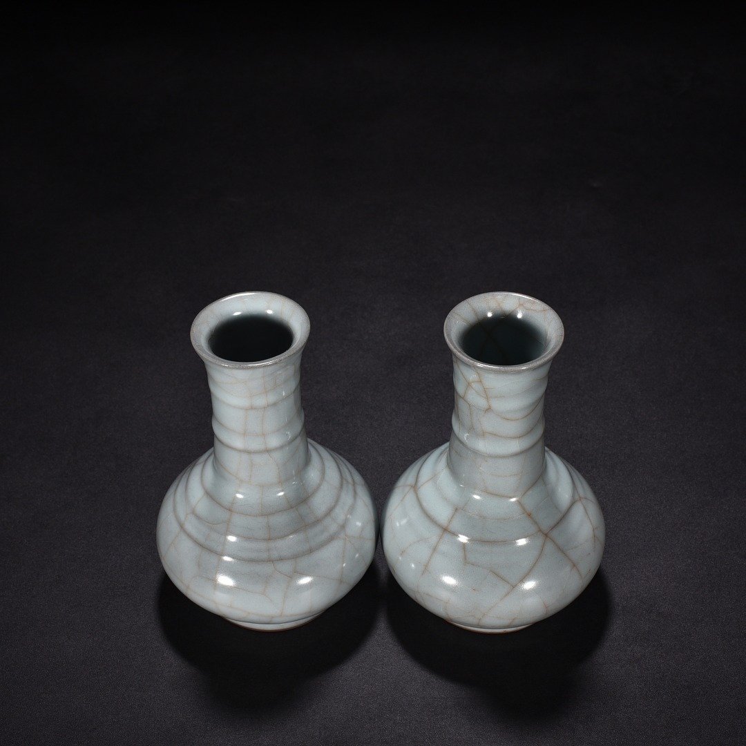Song Dynasty official kiln celadon vase with dazzling pattern