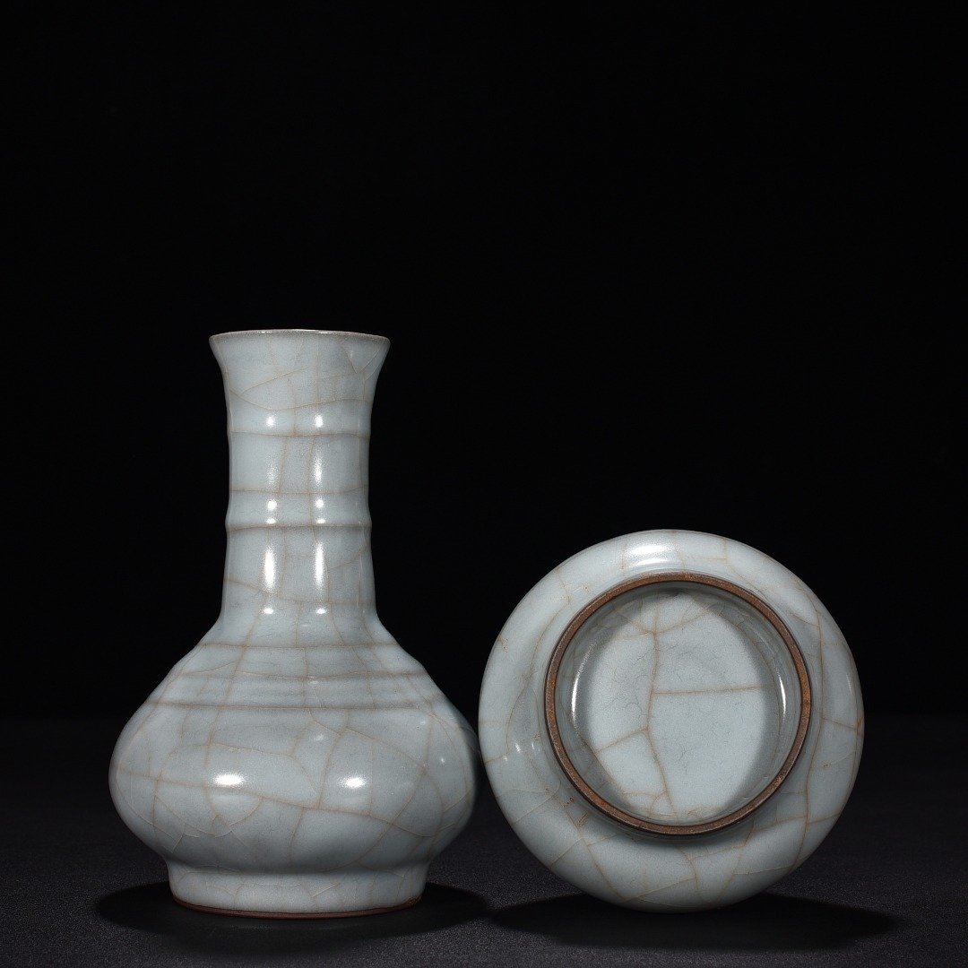 Song Dynasty official kiln celadon vase with dazzling pattern