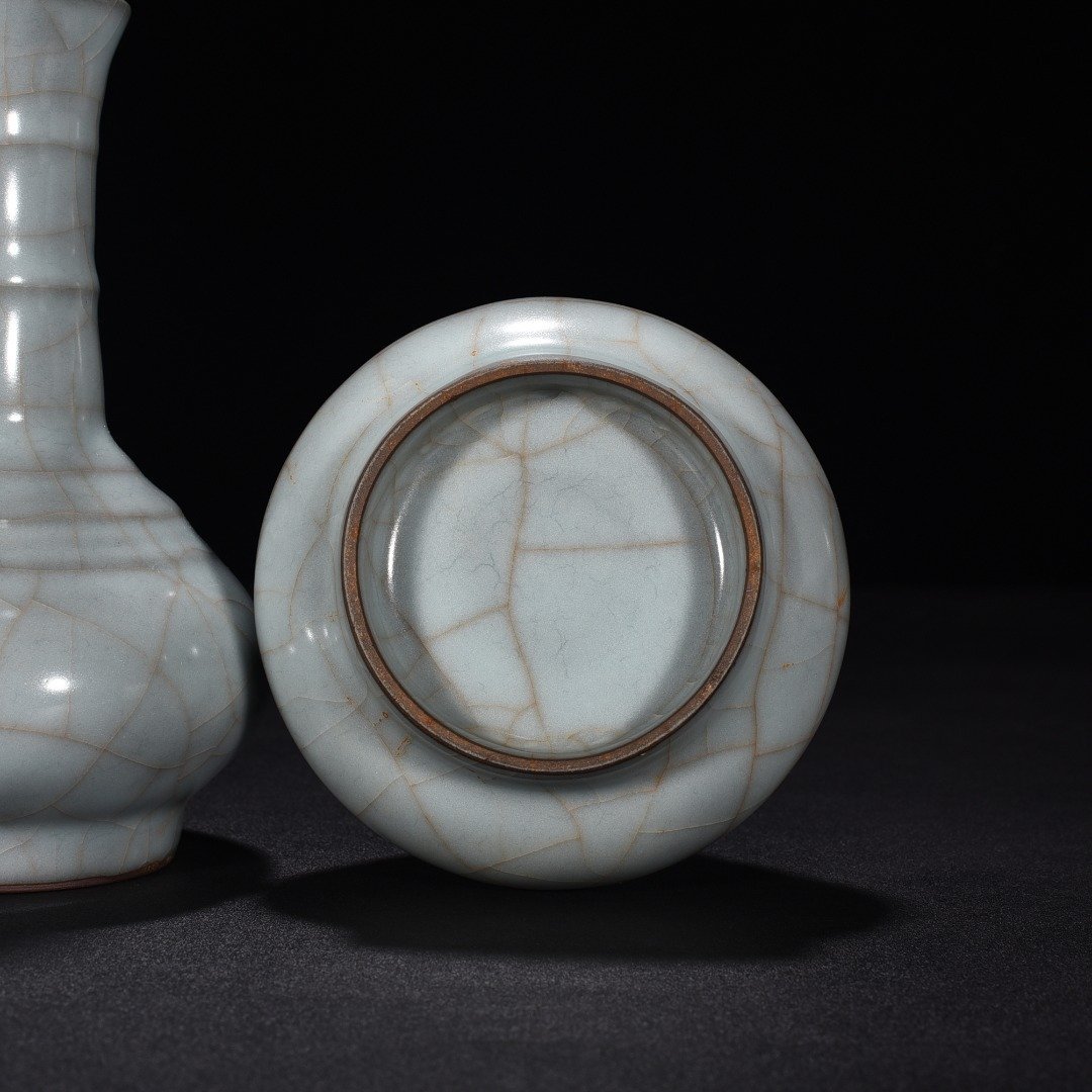 Song Dynasty official kiln celadon vase with dazzling pattern