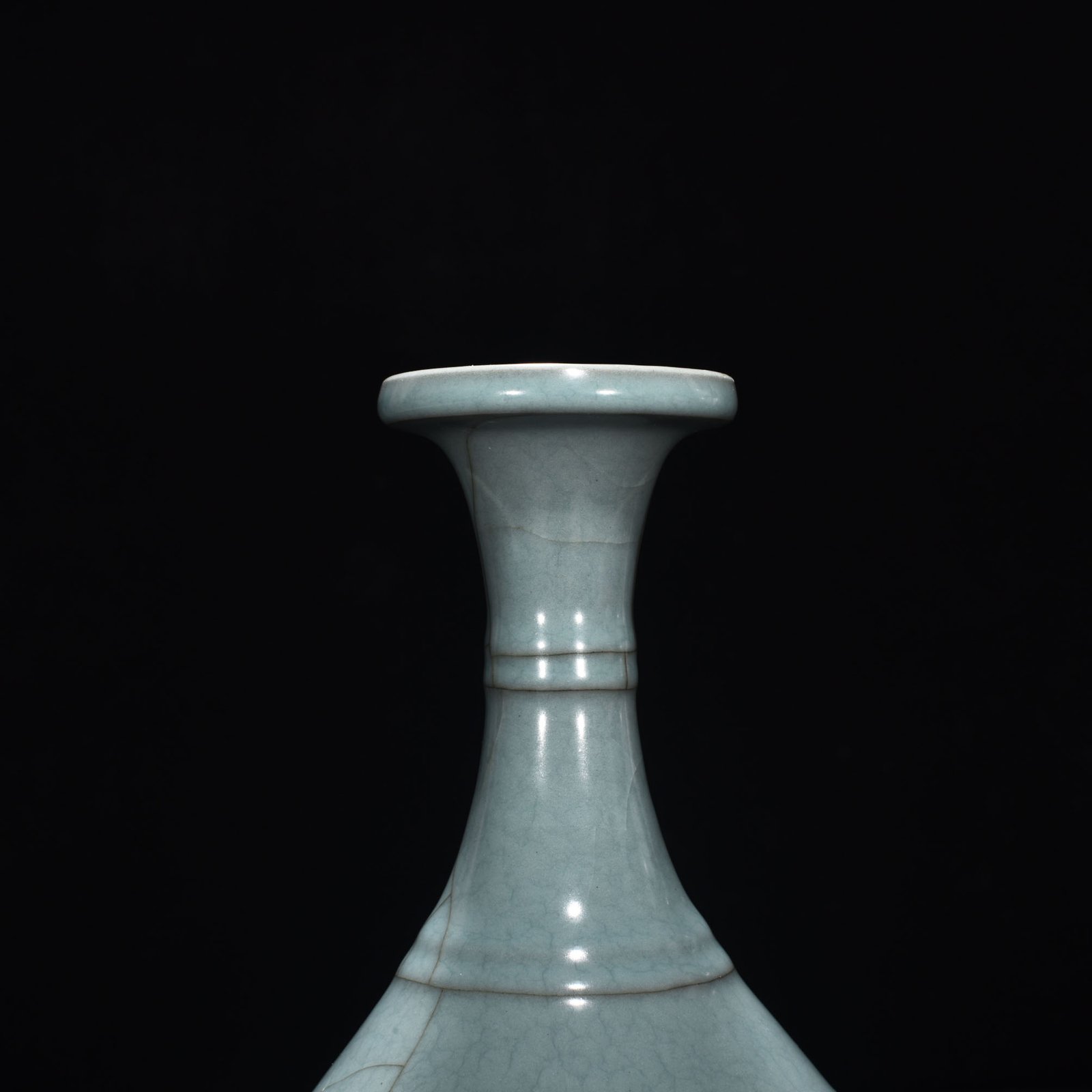 Song Dynasty Guan kiln celadon dazzling pattern plate mouth vase