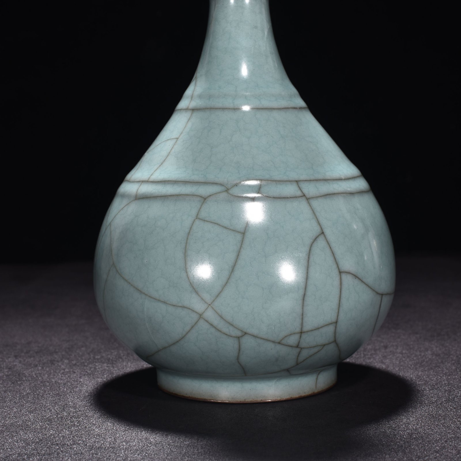 Song Dynasty Guan kiln celadon dazzling pattern plate mouth vase