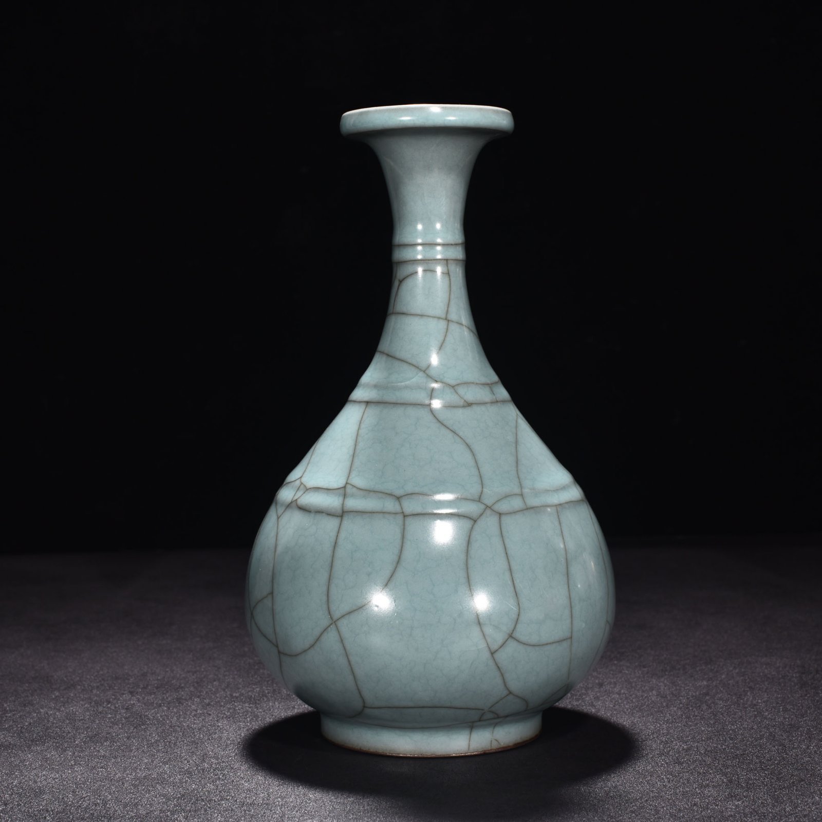 Song Dynasty Guan kiln celadon dazzling pattern plate mouth vase