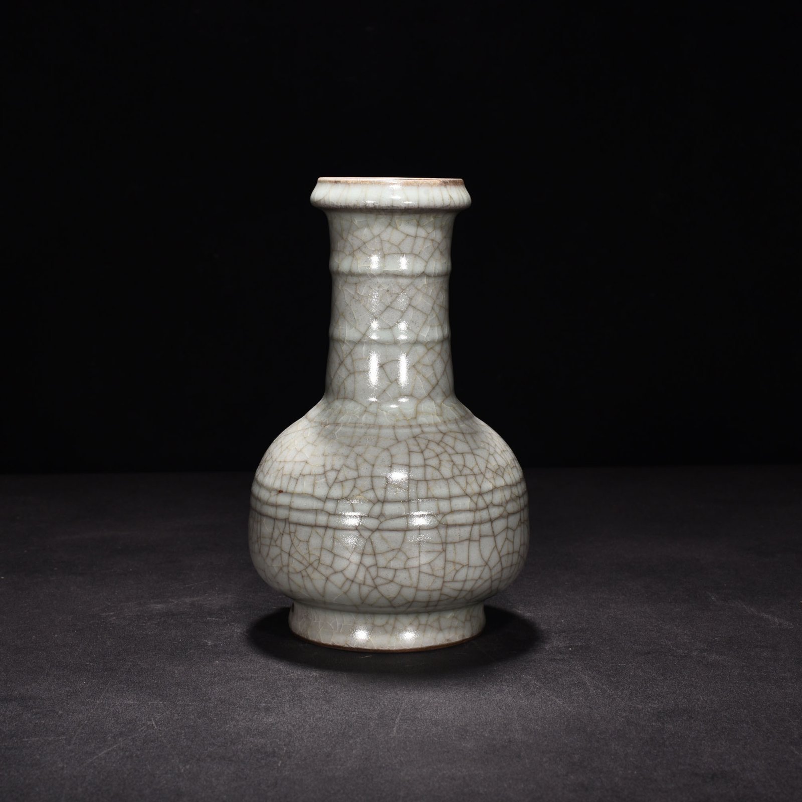 Song Dynasty official kiln celadon dazzling pattern plate mouth vase