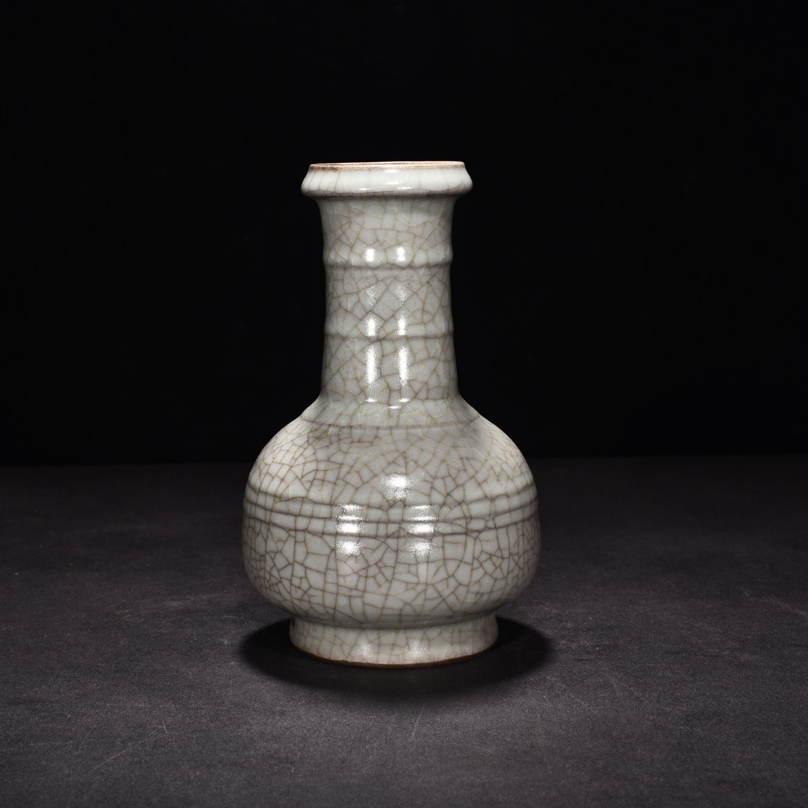 Song Dynasty official kiln celadon dazzling pattern plate mouth vase