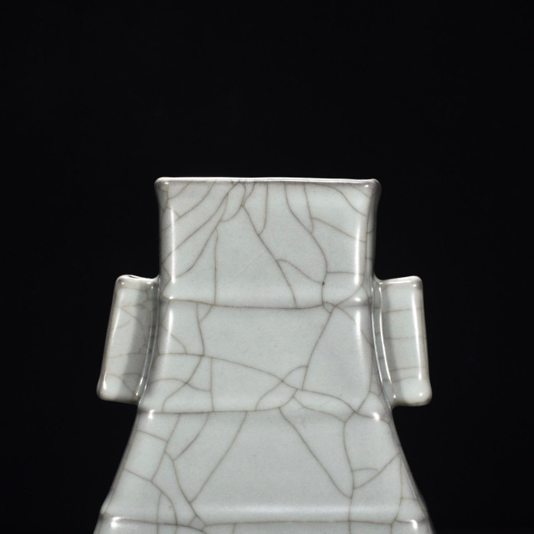 Song Dynasty official kiln celadon flat vase with dazzling pattern