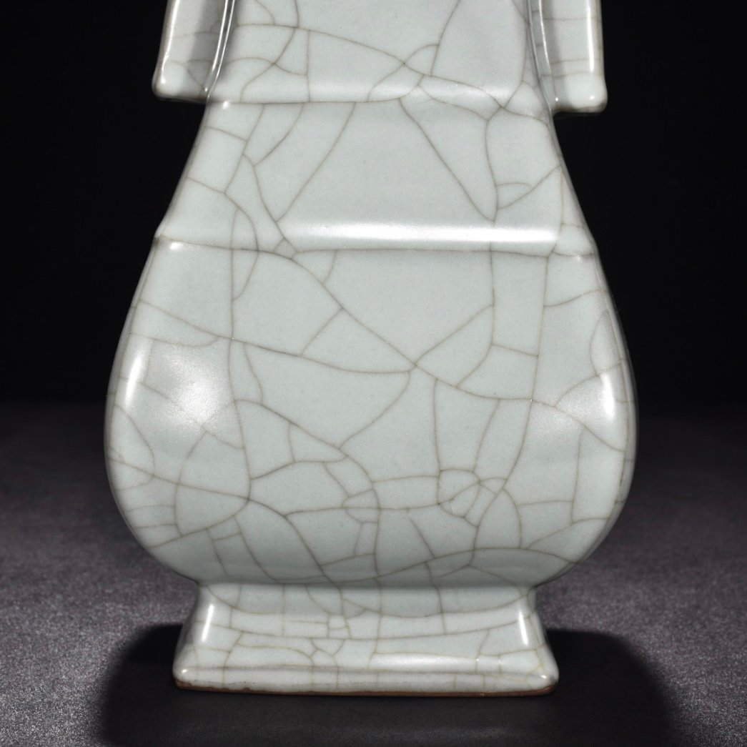 Song Dynasty official kiln celadon flat vase with dazzling pattern