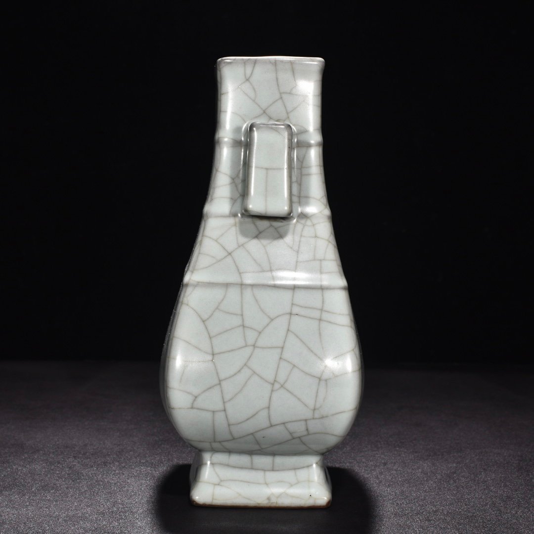 Song Dynasty official kiln celadon flat vase with dazzling pattern
