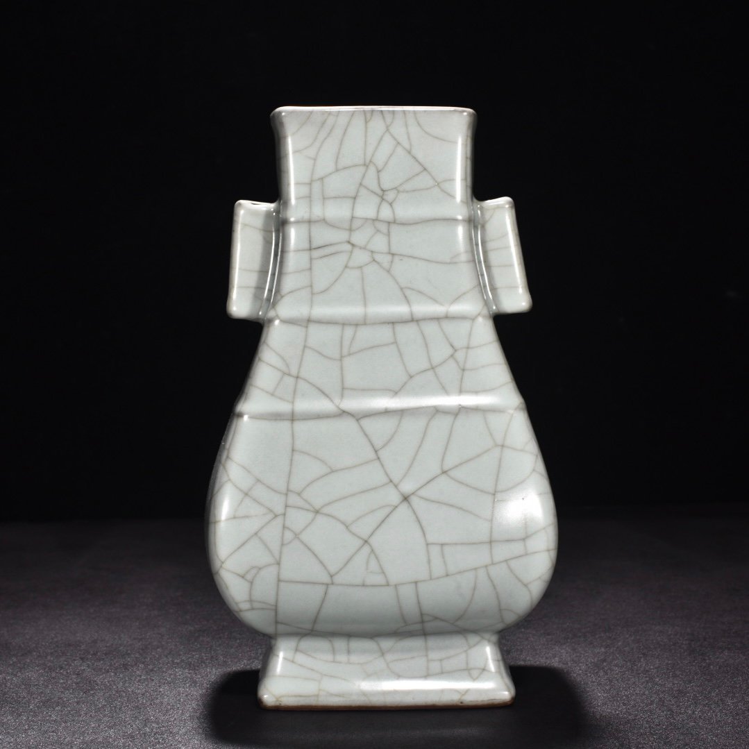 Song Dynasty official kiln celadon flat vase with dazzling pattern