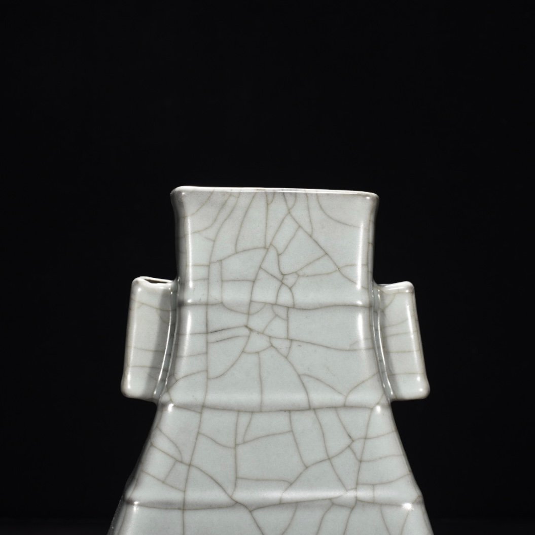 Song Dynasty official kiln celadon flat vase with dazzling pattern