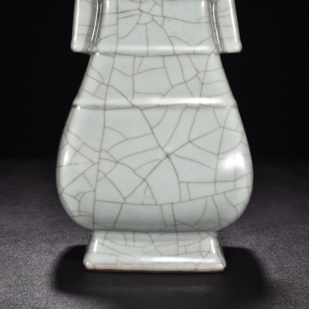 Song Dynasty official kiln celadon flat vase with dazzling pattern