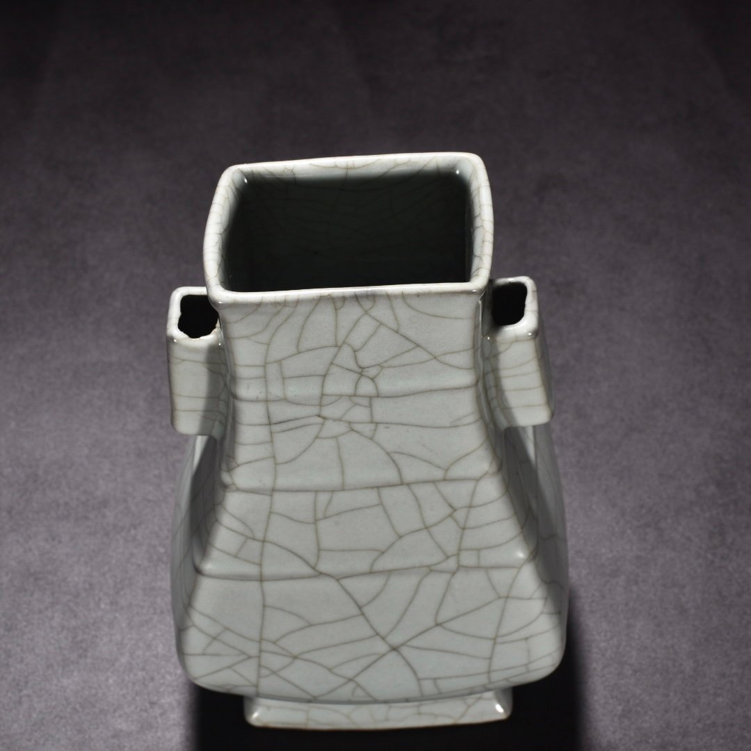 Song Dynasty official kiln celadon flat vase with dazzling pattern