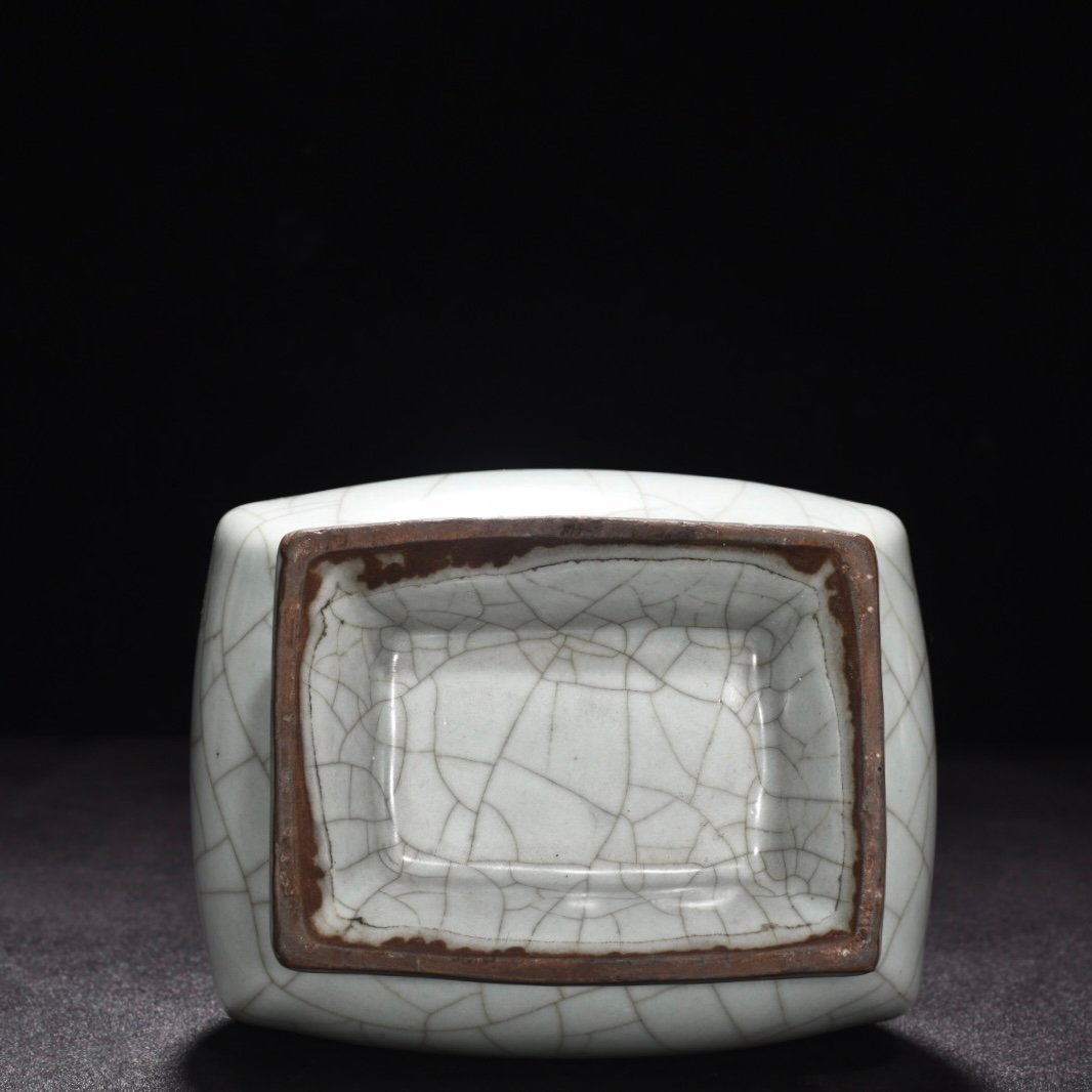 Song Dynasty official kiln celadon flat vase with dazzling pattern