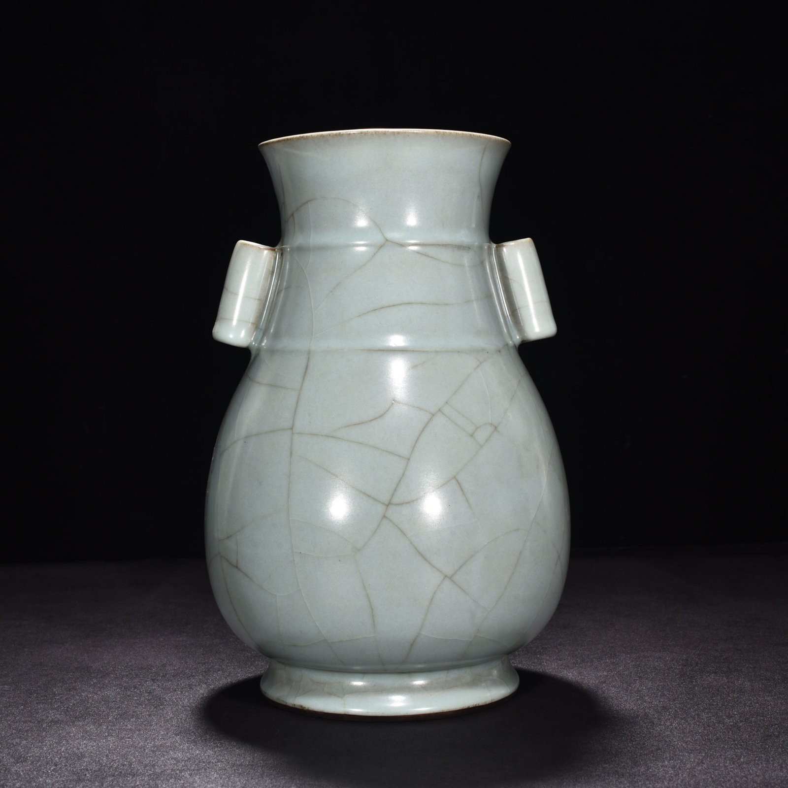 Song Dynasty official kiln celadon dazzling pattern through-ear vase