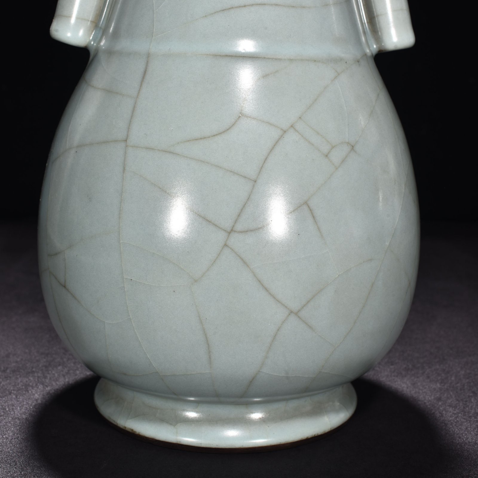 Song Dynasty official kiln celadon dazzling pattern through-ear vase