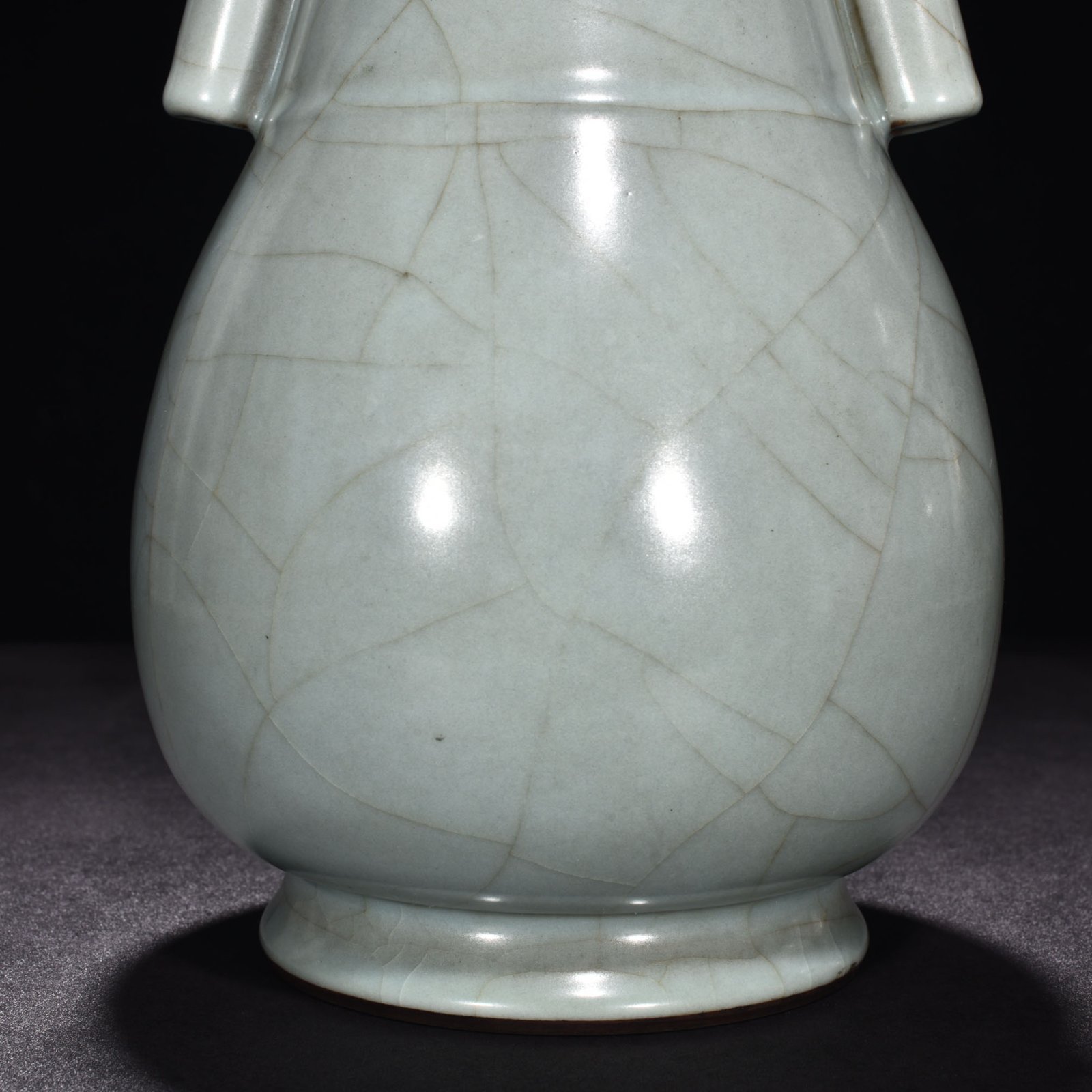 Song Dynasty official kiln celadon dazzling pattern through-ear vase