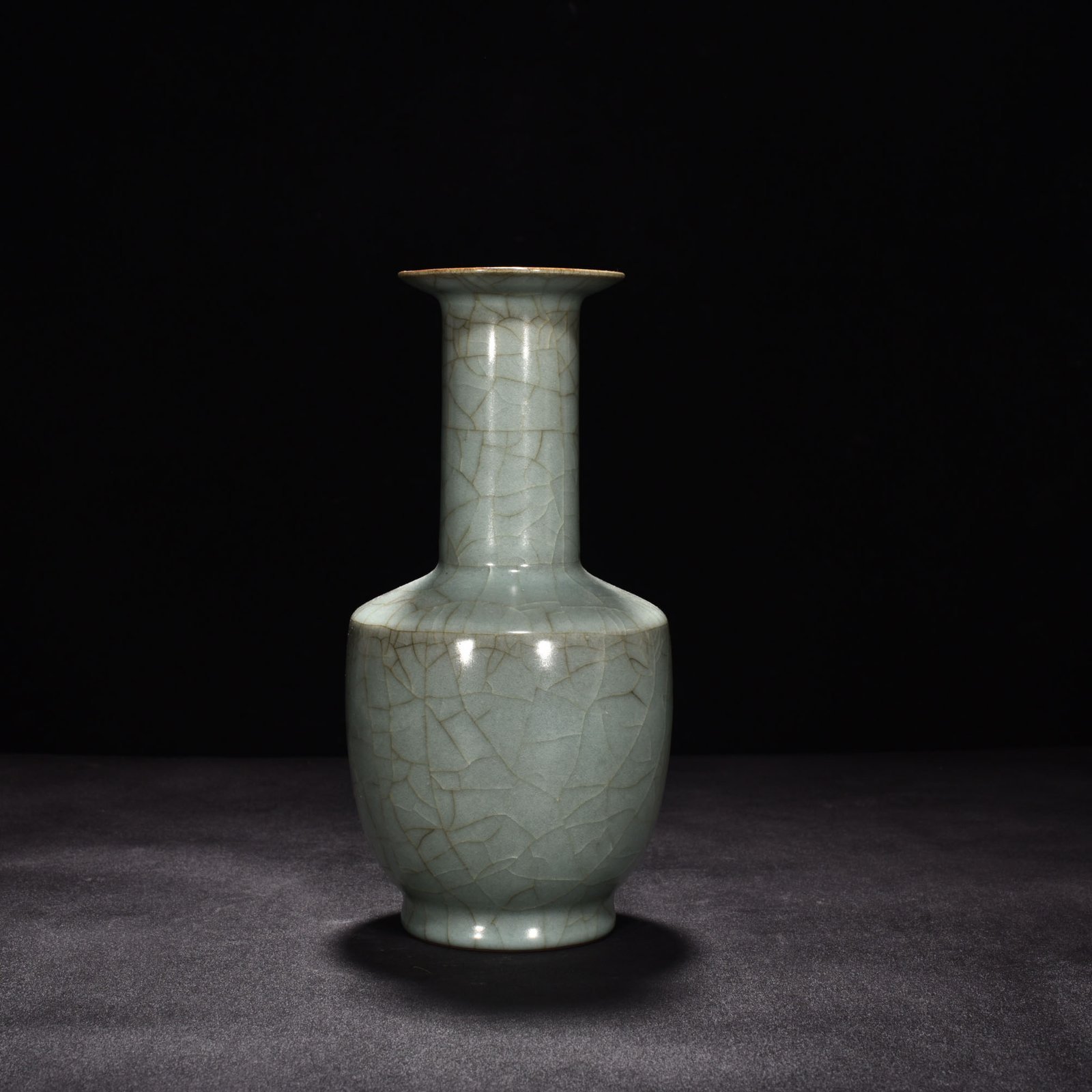 Song Dynasty Guan kiln celadon plate-mouth vase