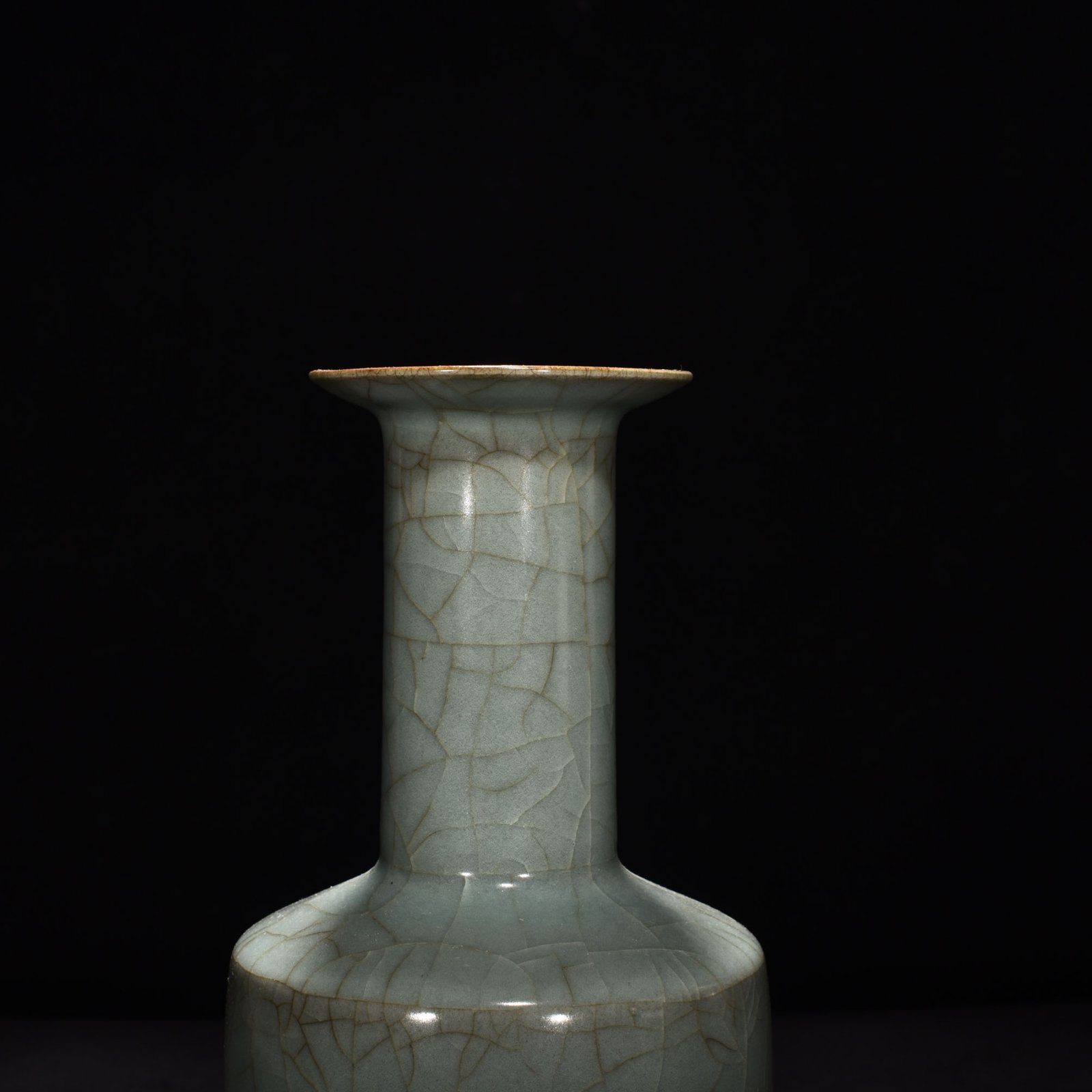 Song Dynasty Guan kiln celadon plate-mouth vase