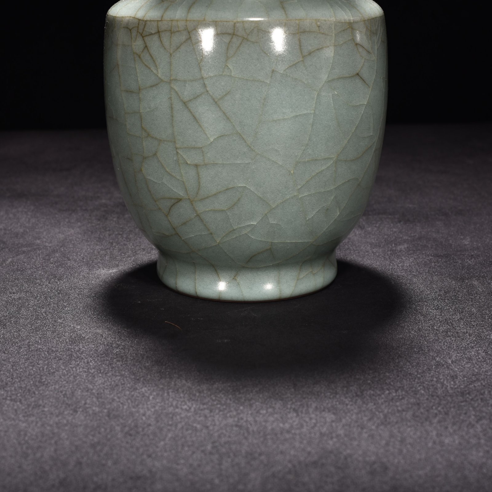 Song Dynasty Guan kiln celadon plate-mouth vase