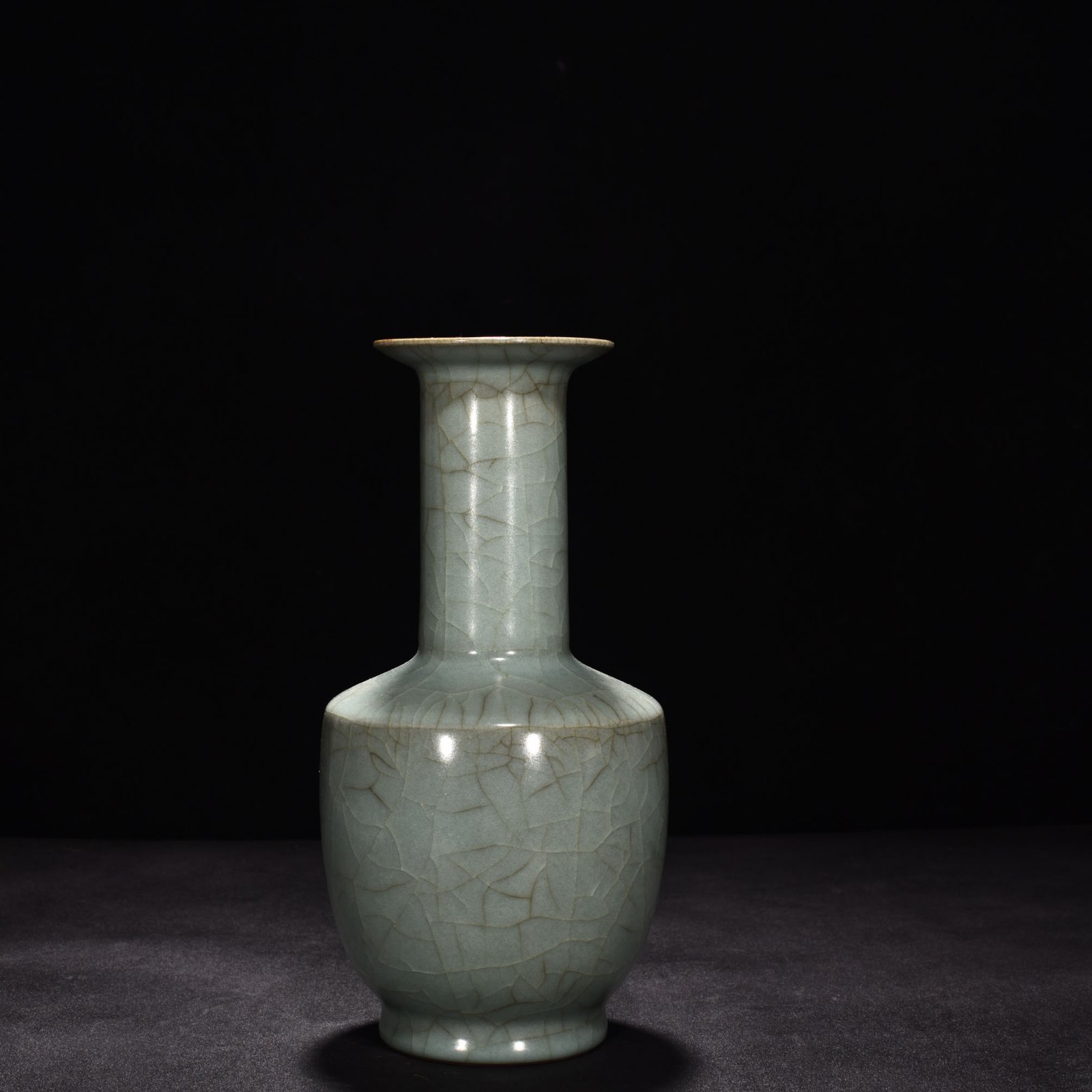 Song Dynasty Guan kiln celadon plate-mouth vase