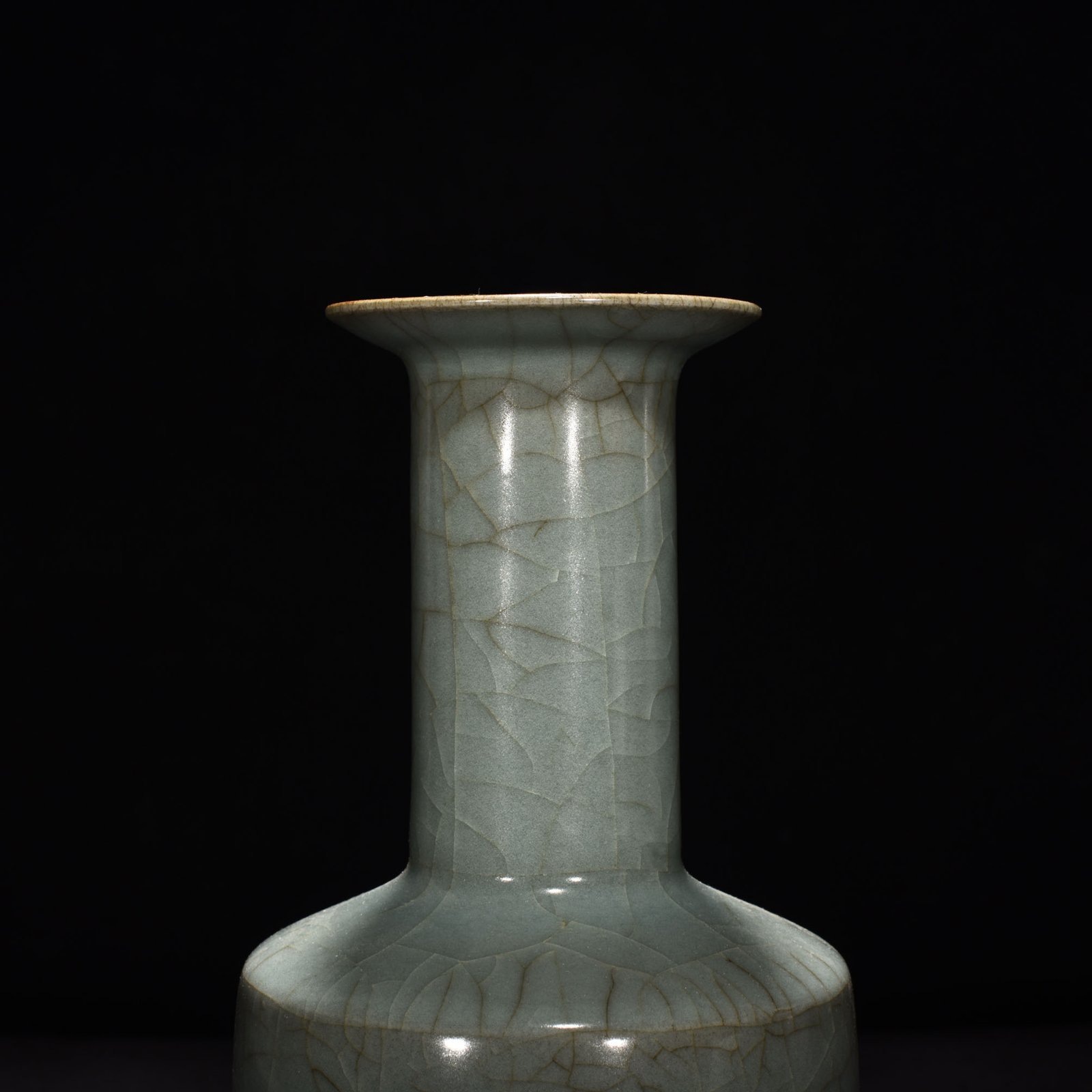 Song Dynasty Guan kiln celadon plate-mouth vase