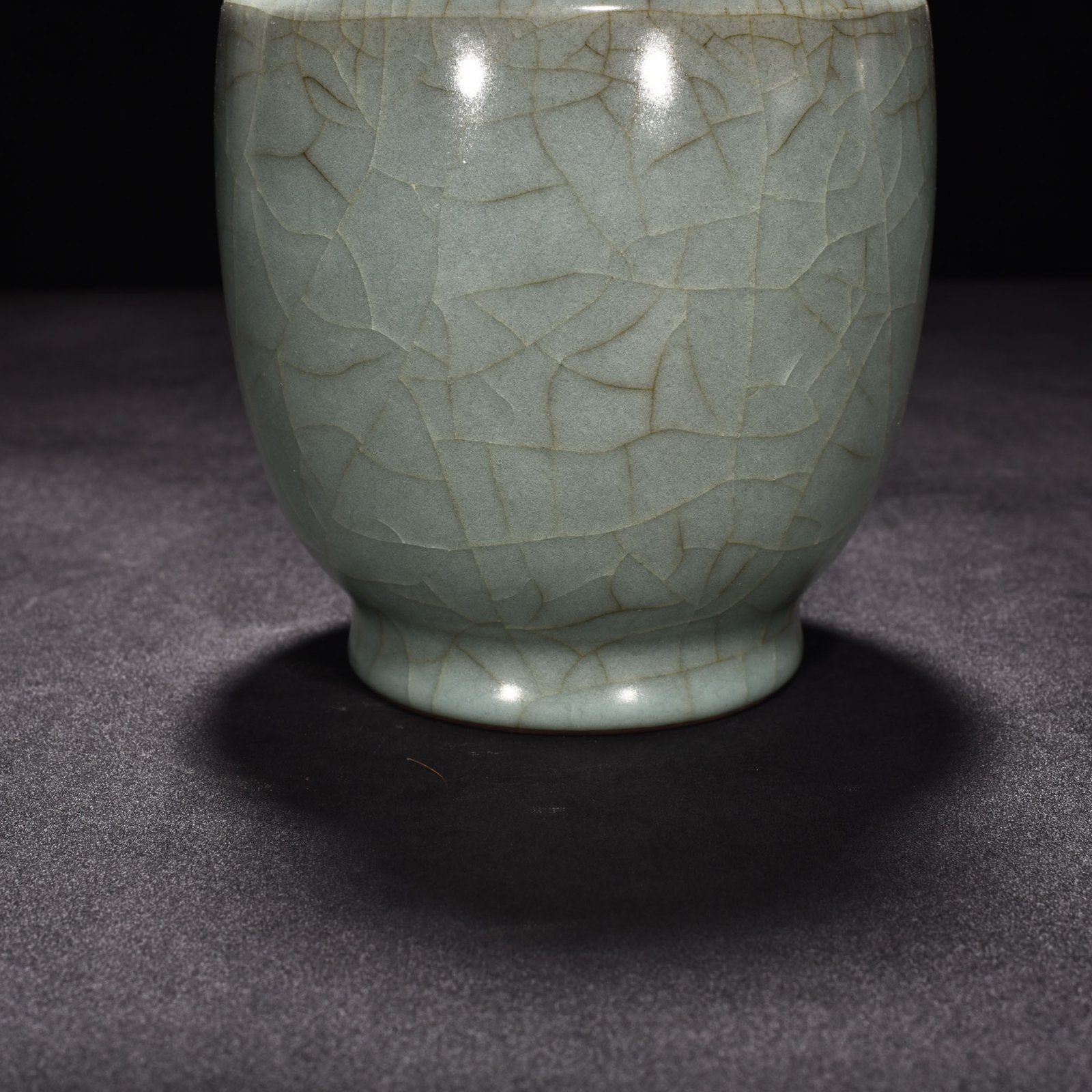 Song Dynasty Guan kiln celadon plate-mouth vase