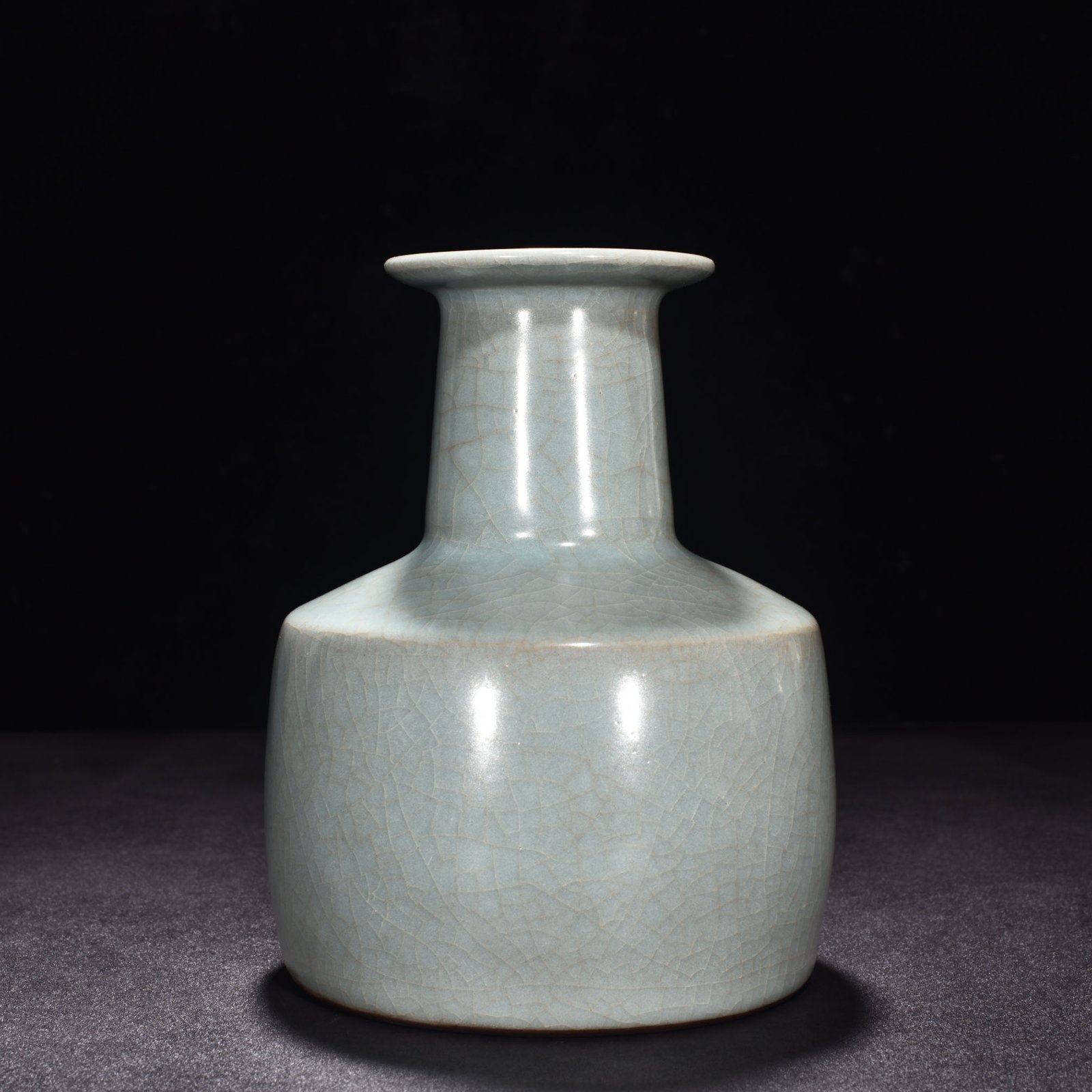 Song Dynasty official kiln celadon plate mouth straight hammer vase