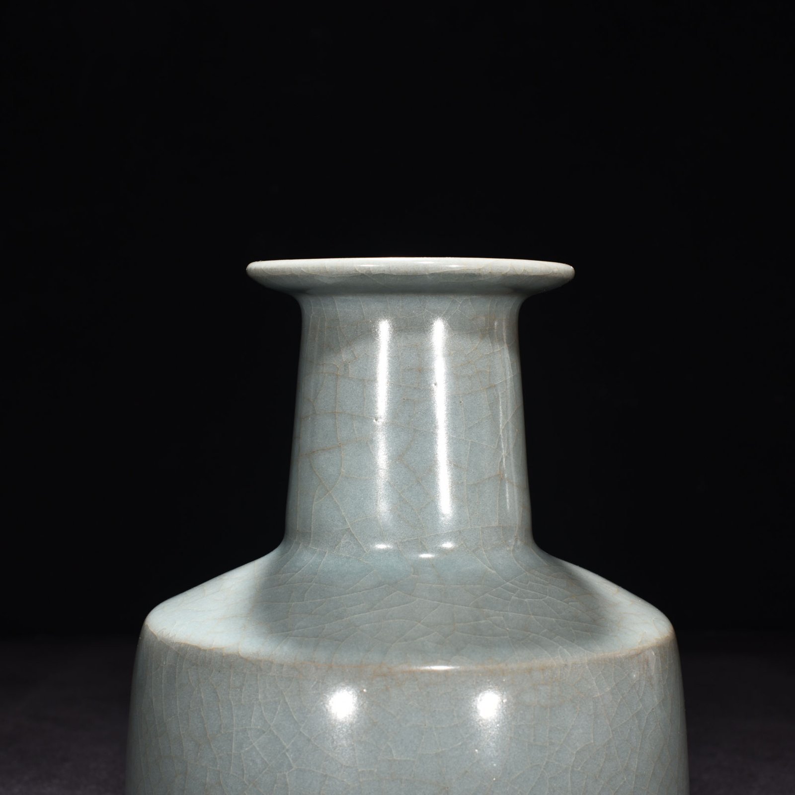 Song Dynasty official kiln celadon plate mouth straight hammer vase