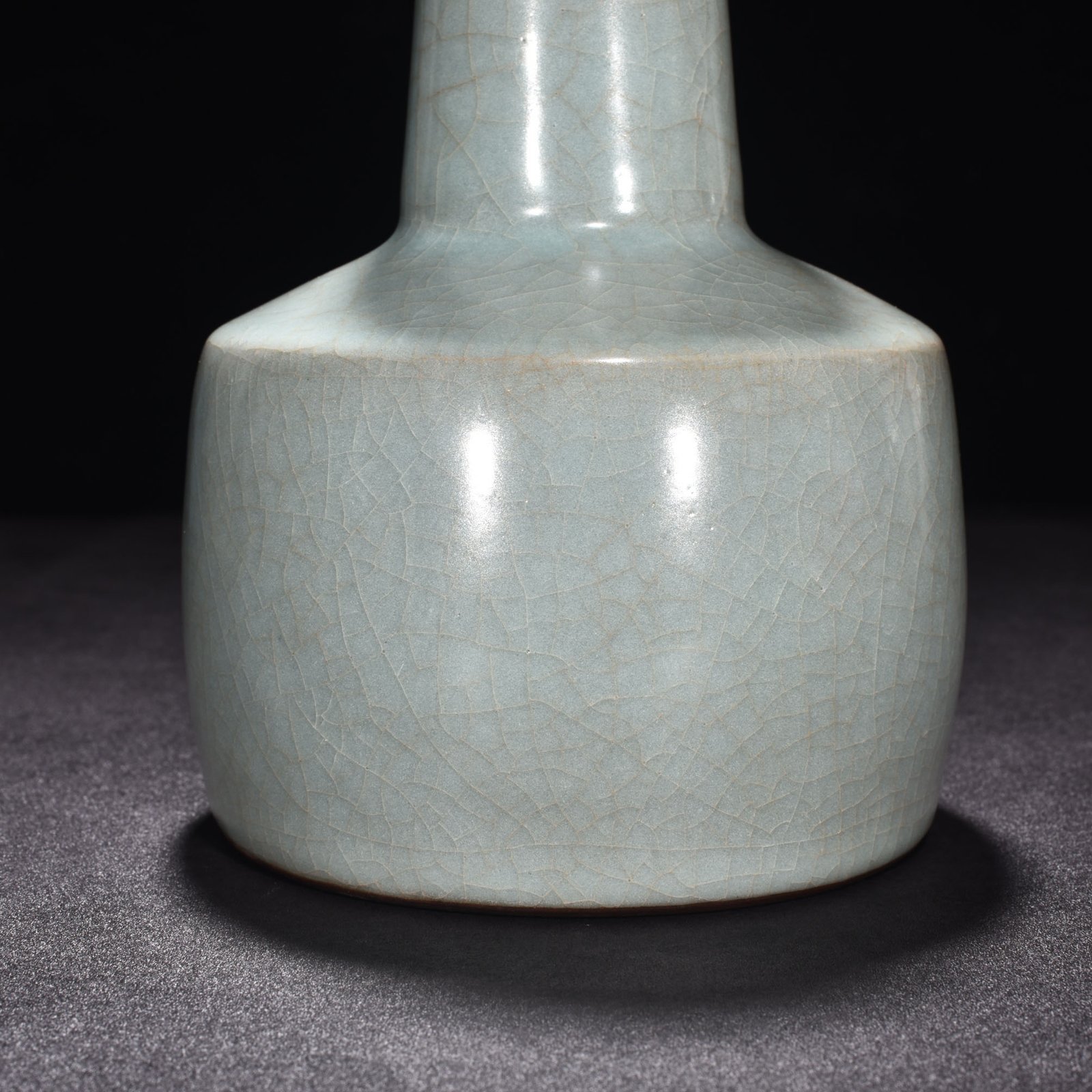 Song Dynasty official kiln celadon plate mouth straight hammer vase