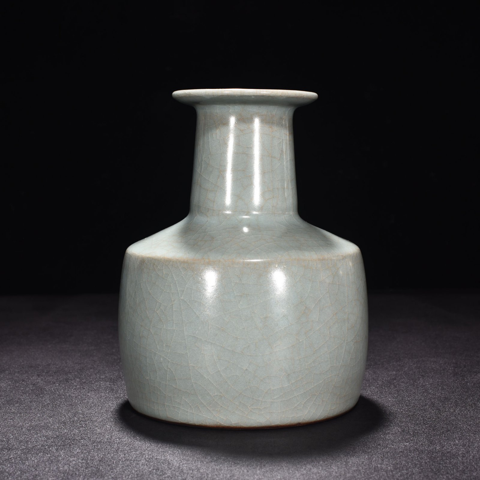 Song Dynasty official kiln celadon plate mouth straight hammer vase