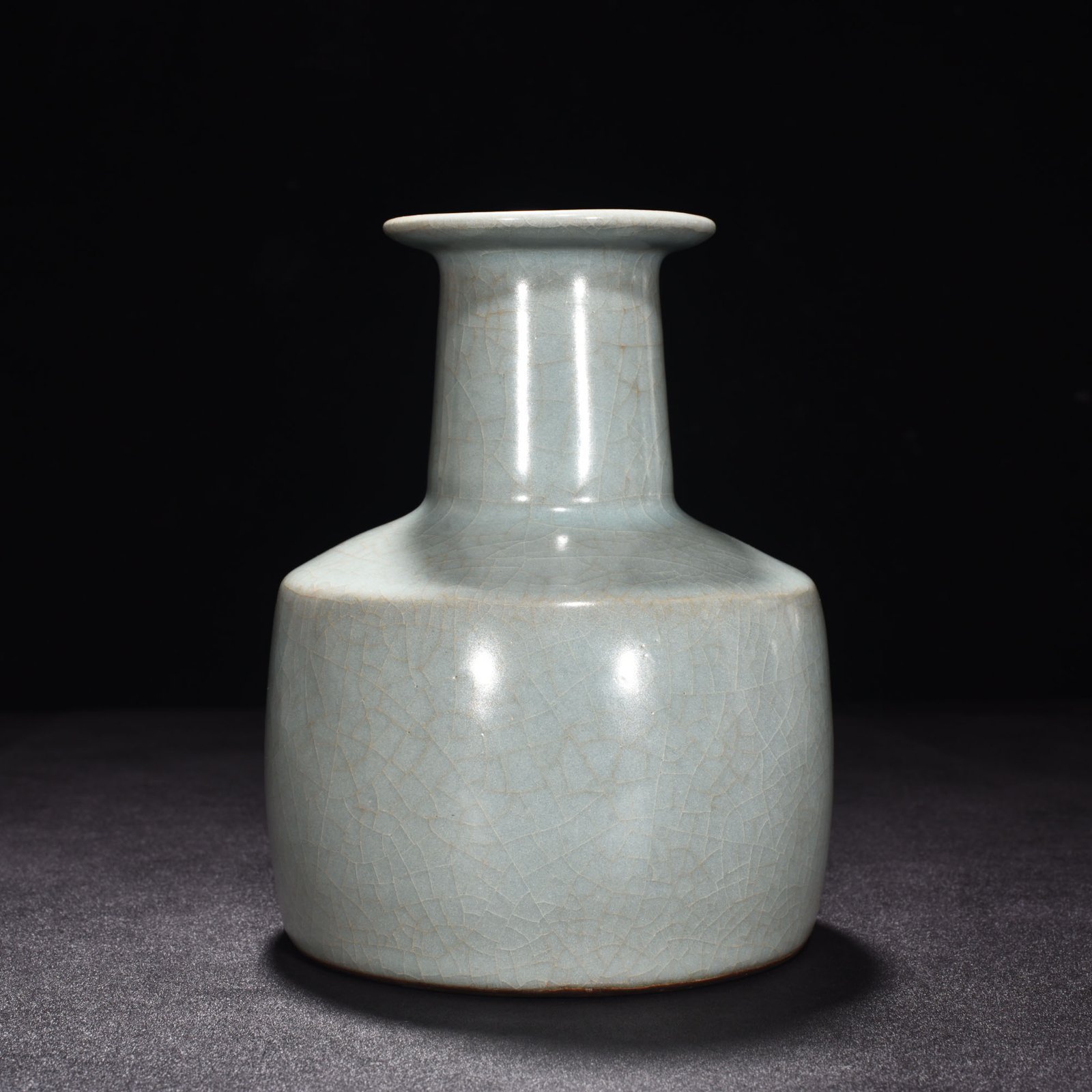 Song Dynasty official kiln celadon plate mouth straight hammer vase