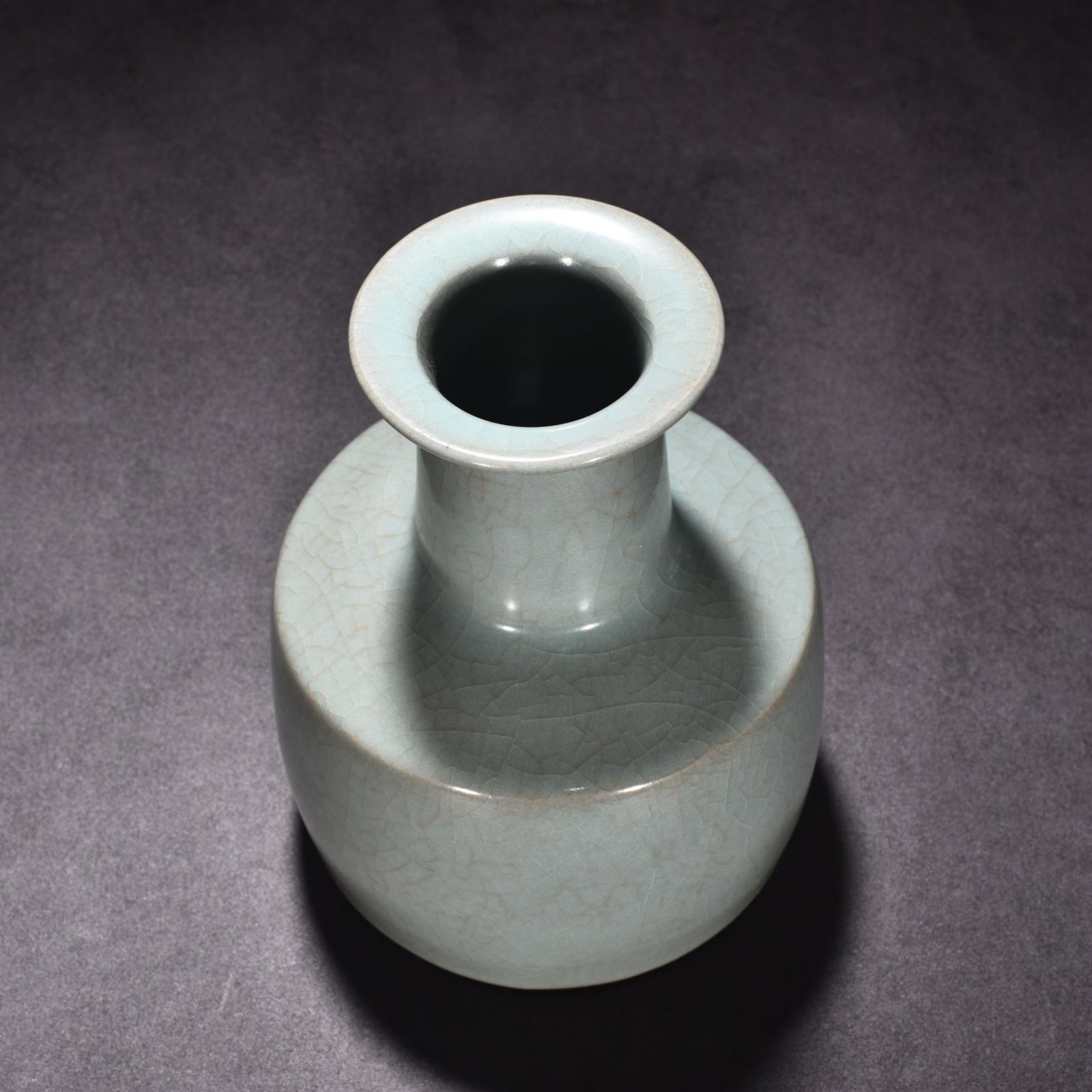 Song Dynasty official kiln celadon plate mouth straight hammer vase