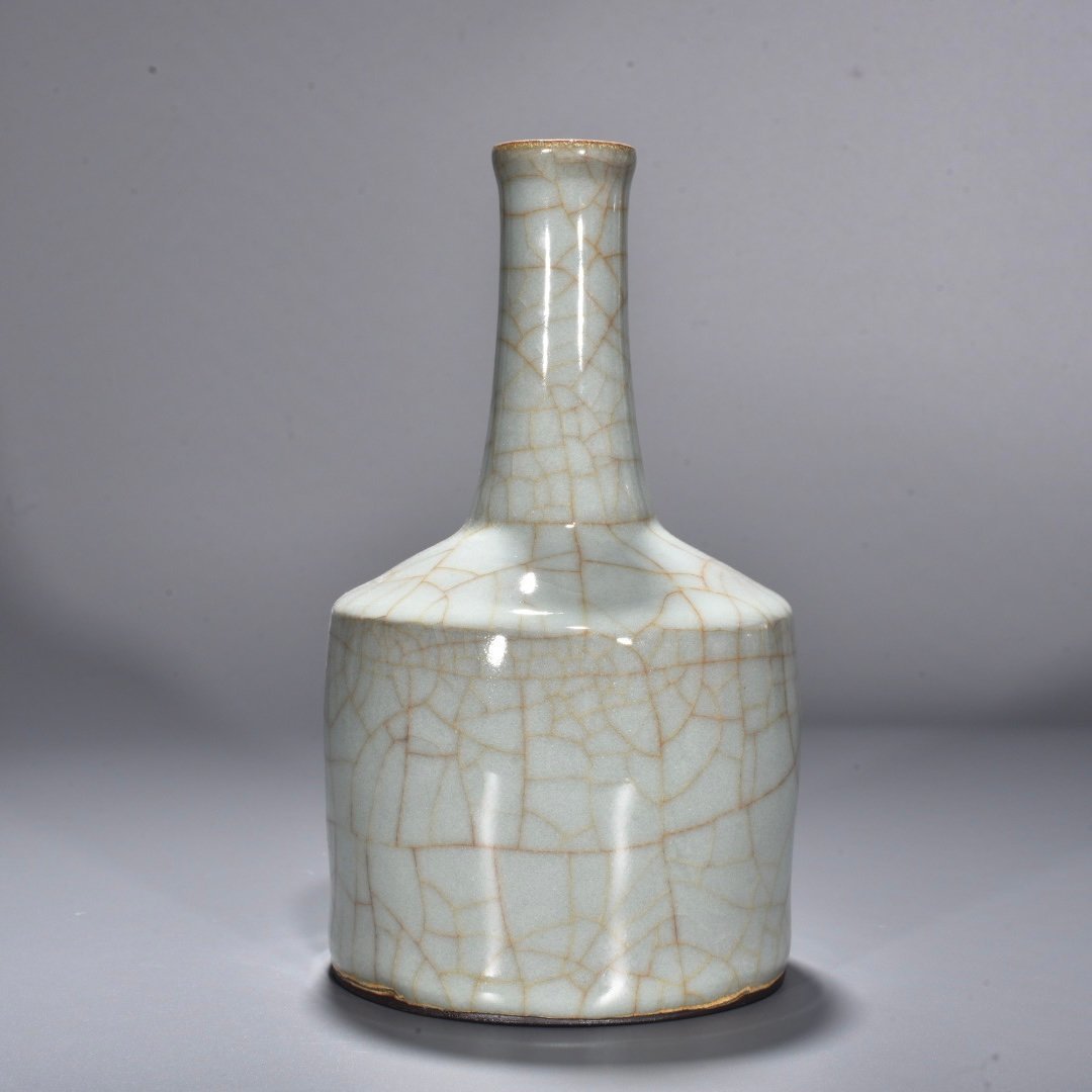 Song Dynasty official kiln celadon straight hammer vase
