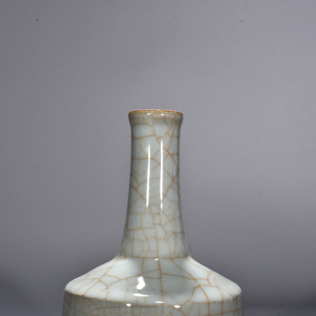 Song Dynasty official kiln celadon straight hammer vase