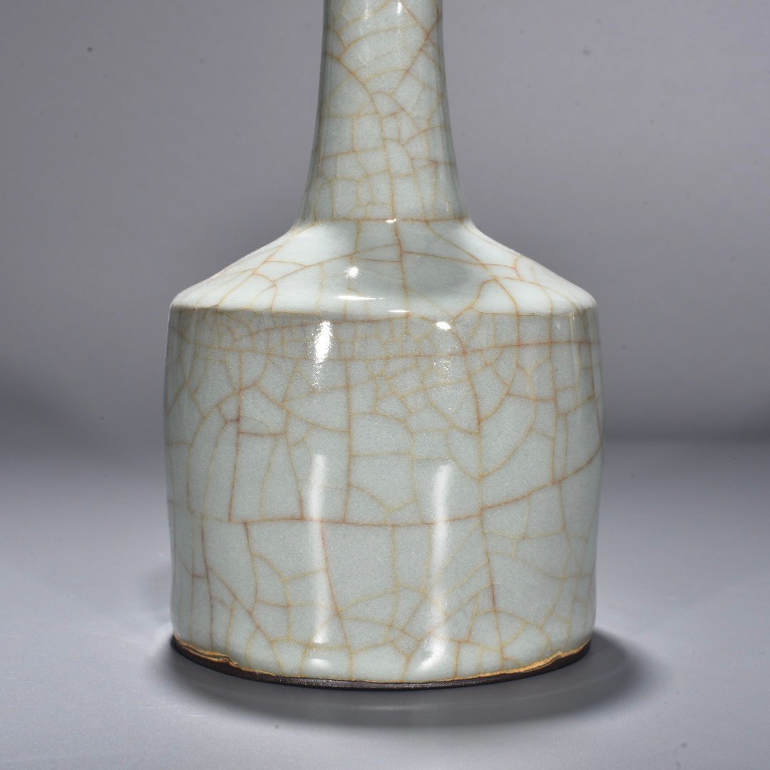 Song Dynasty official kiln celadon straight hammer vase