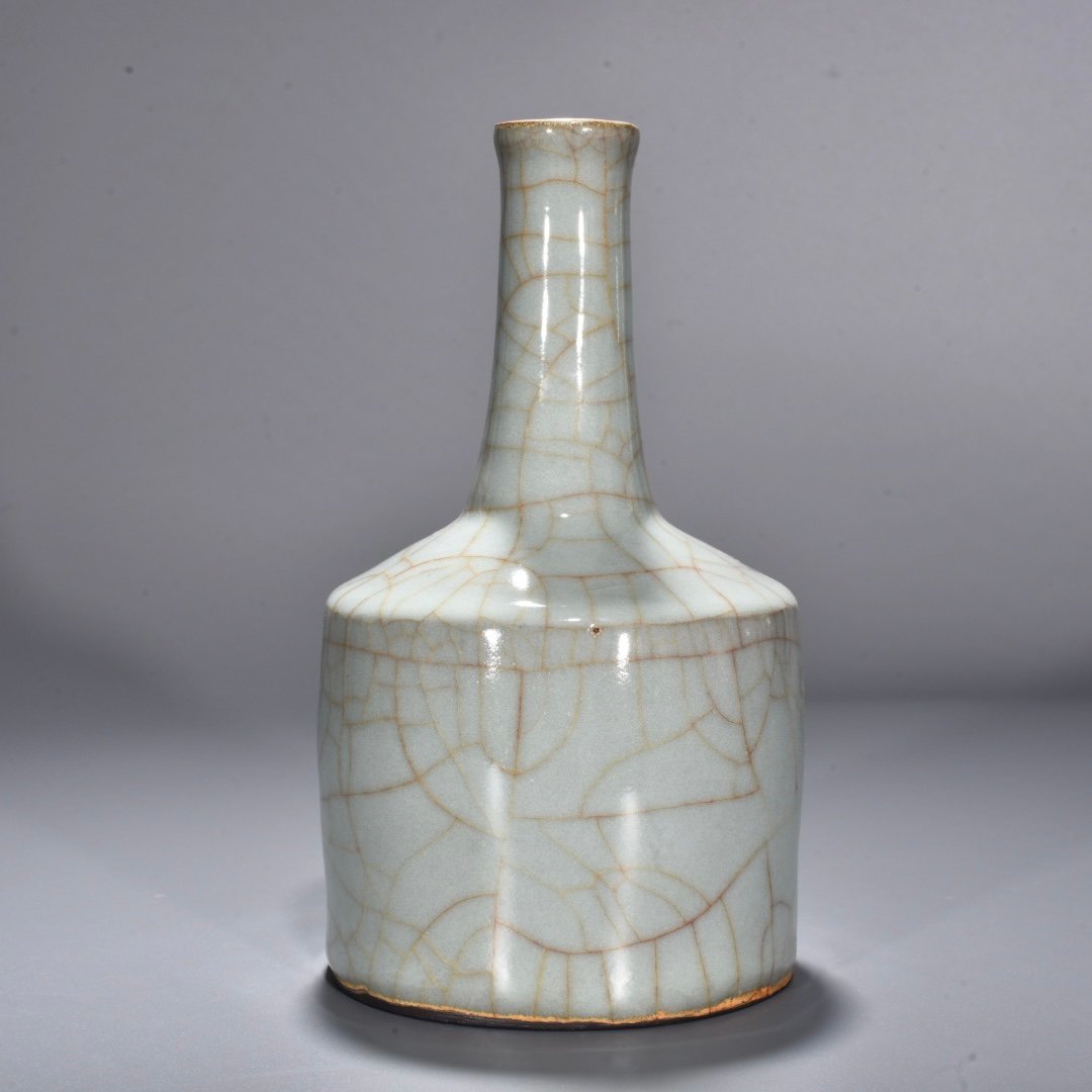 Song Dynasty official kiln celadon straight hammer vase