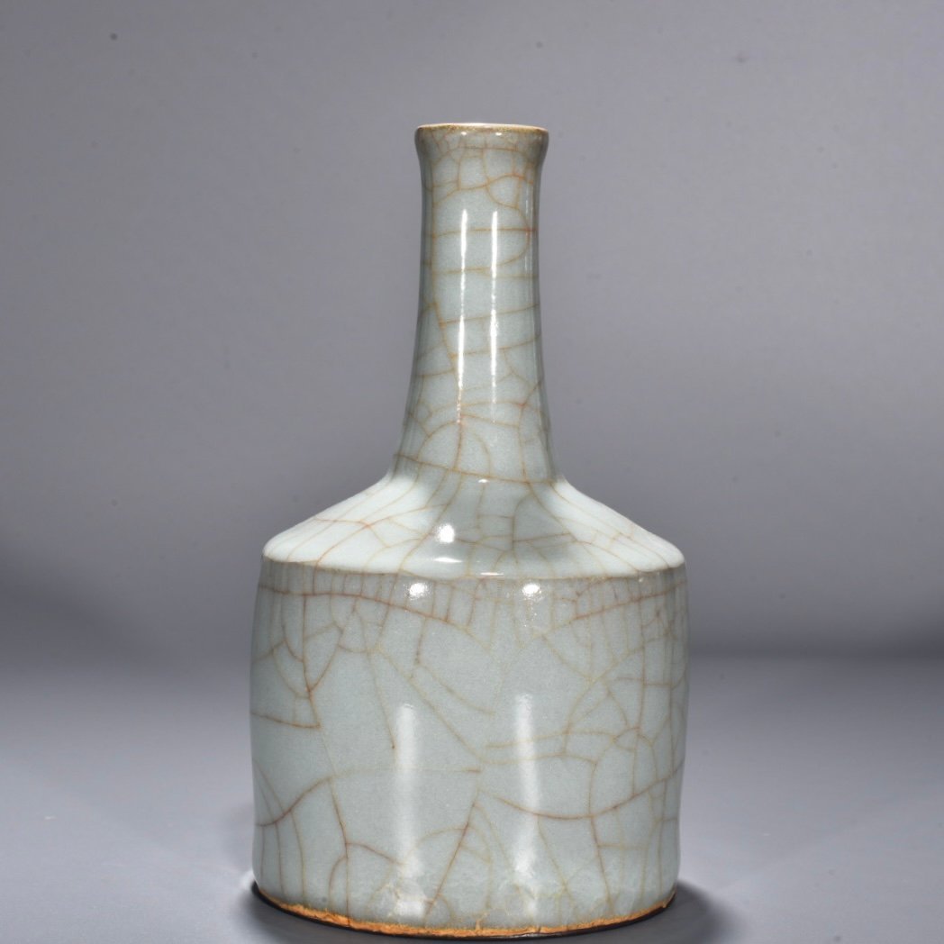 Song Dynasty official kiln celadon straight hammer vase