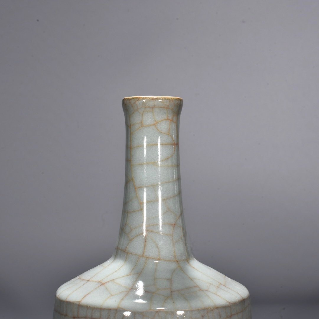 Song Dynasty official kiln celadon straight hammer vase