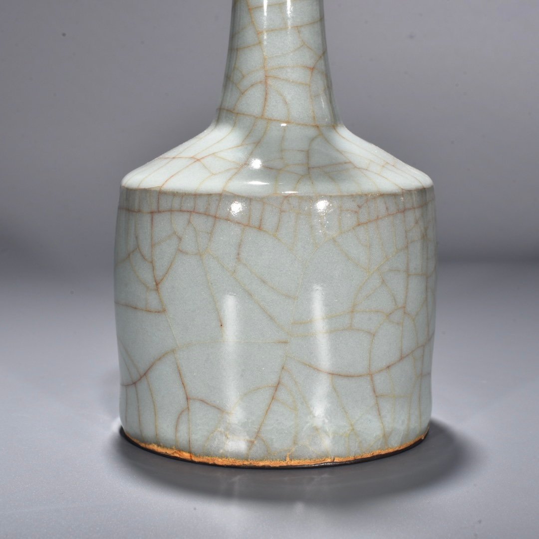 Song Dynasty official kiln celadon straight hammer vase