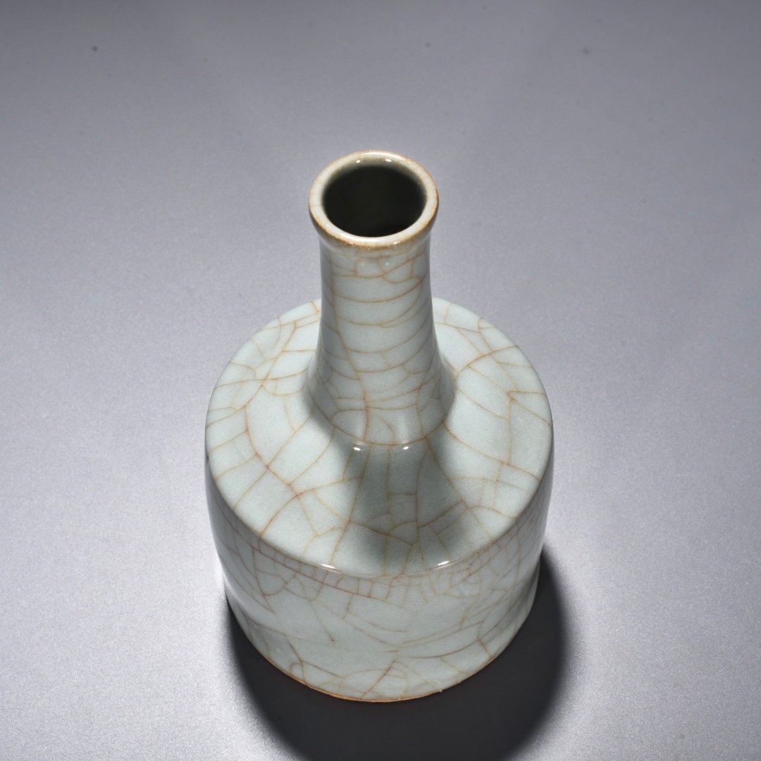 Song Dynasty official kiln celadon straight hammer vase