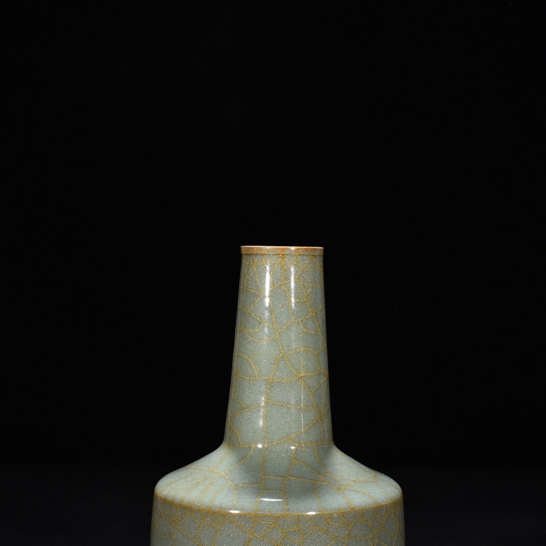 Song Dynasty official kiln celadon paper mallet bottle