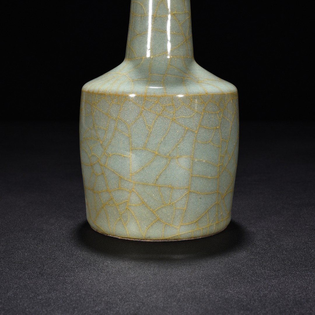 Song Dynasty official kiln celadon paper mallet bottle